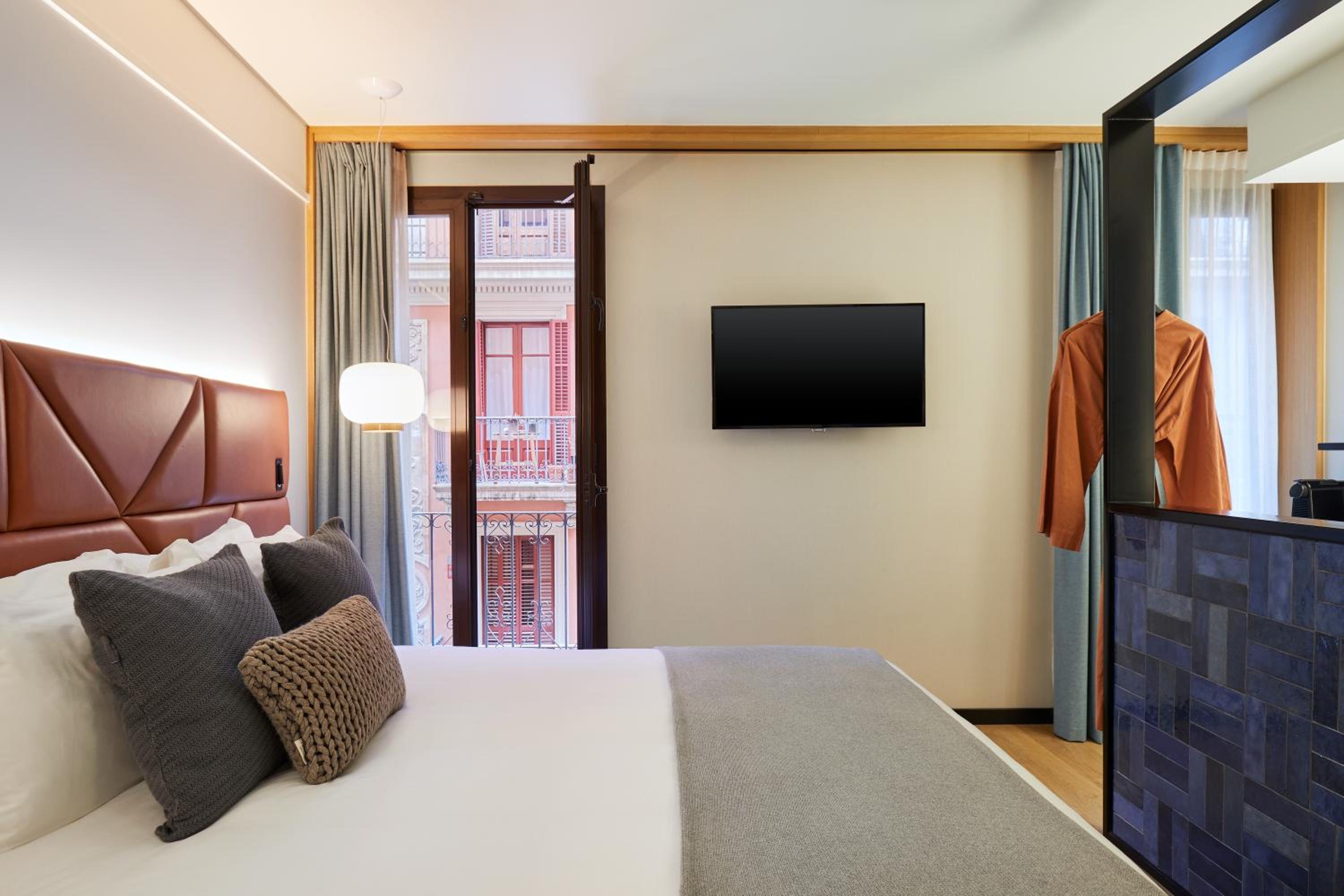 Premium King Room with Balcony photo 2