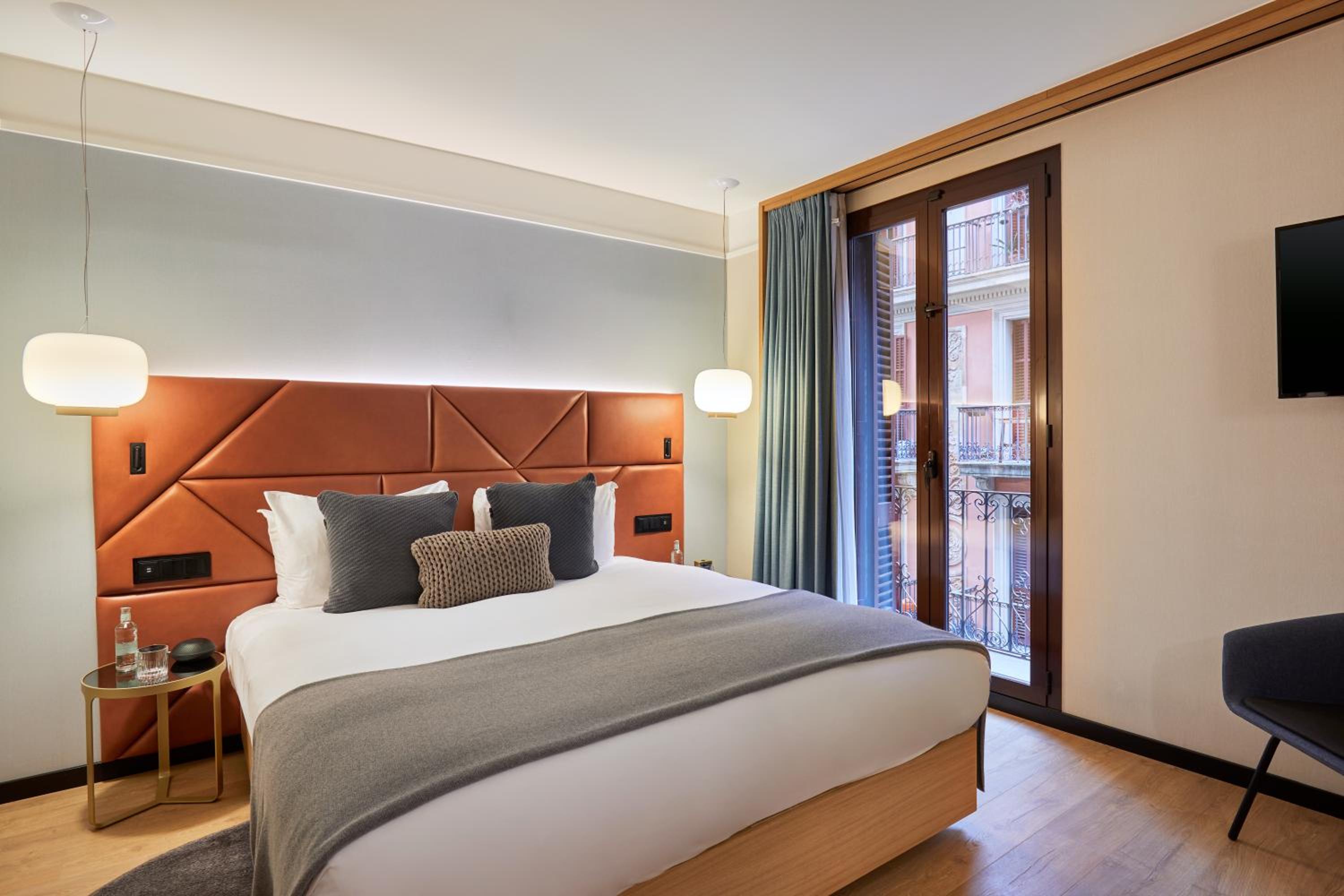 Premium King Room with Balcony photo 2