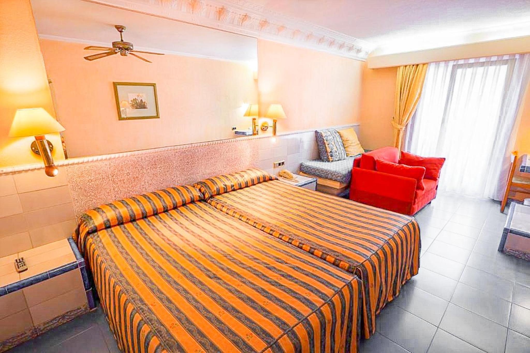 Twin Room (2 Adults + 2 Children) photo 3