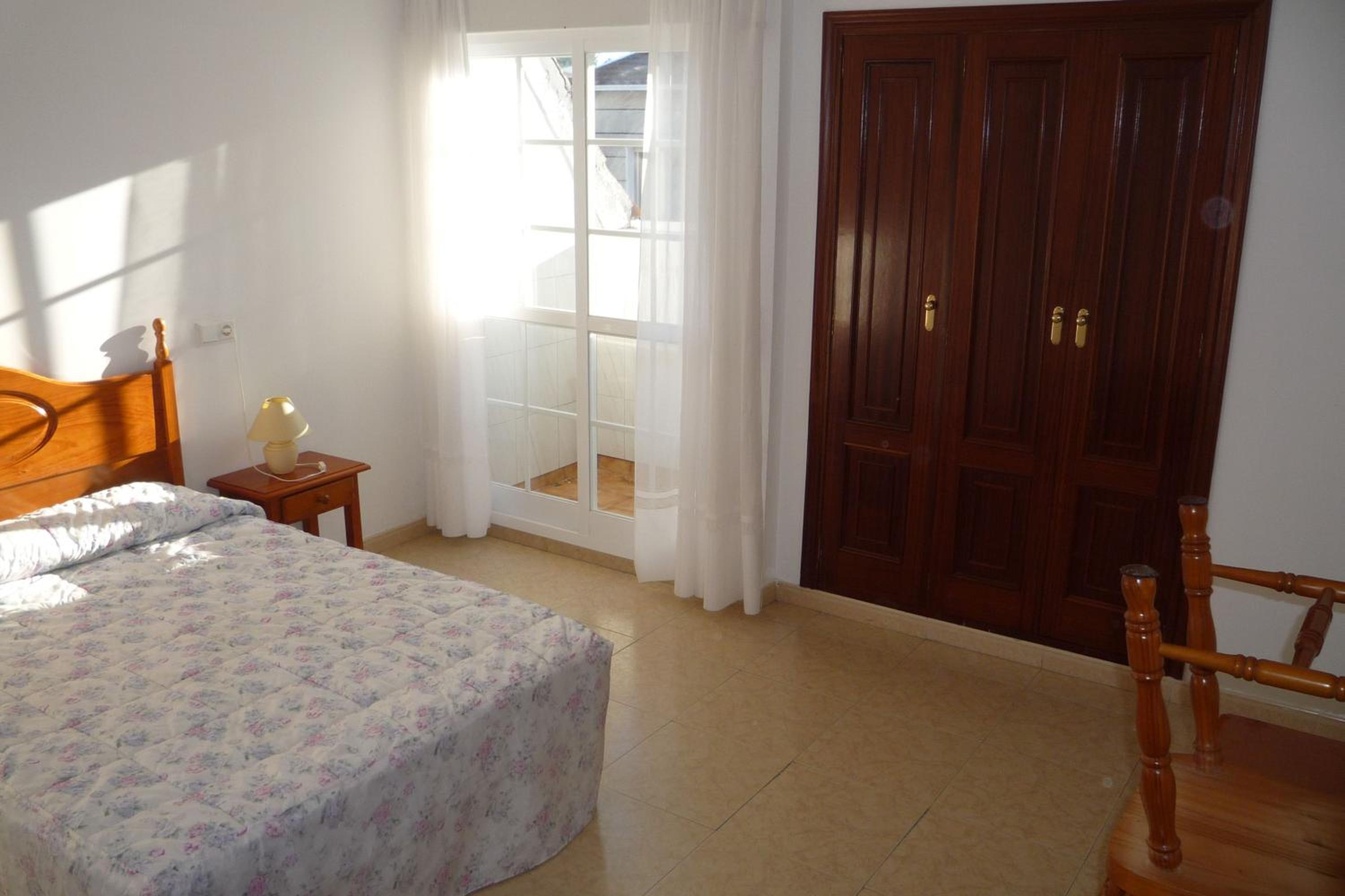 Triple Room with Private Bathroom - Photo 9