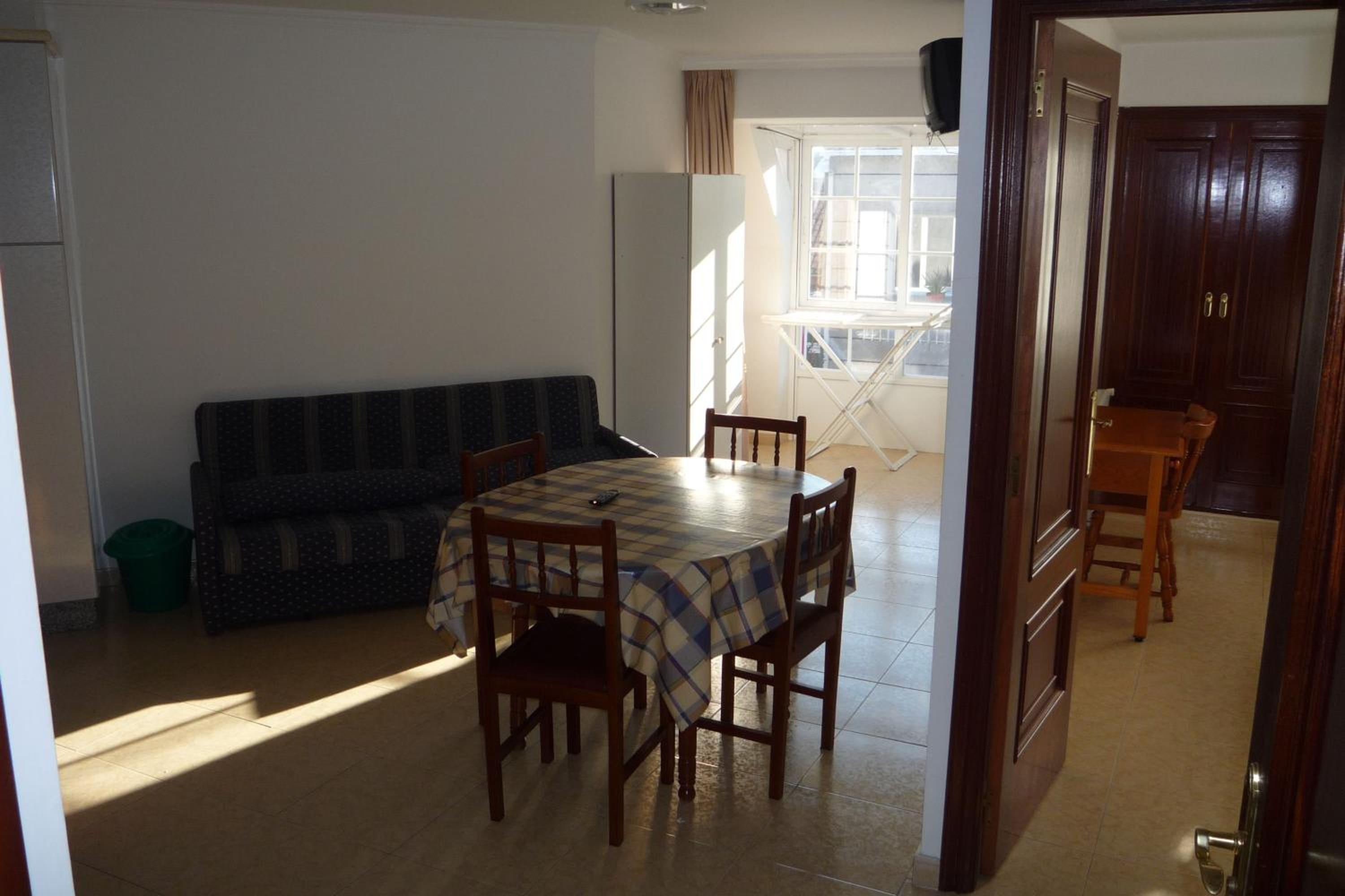 Triple Room with Private Bathroom - Photo 10