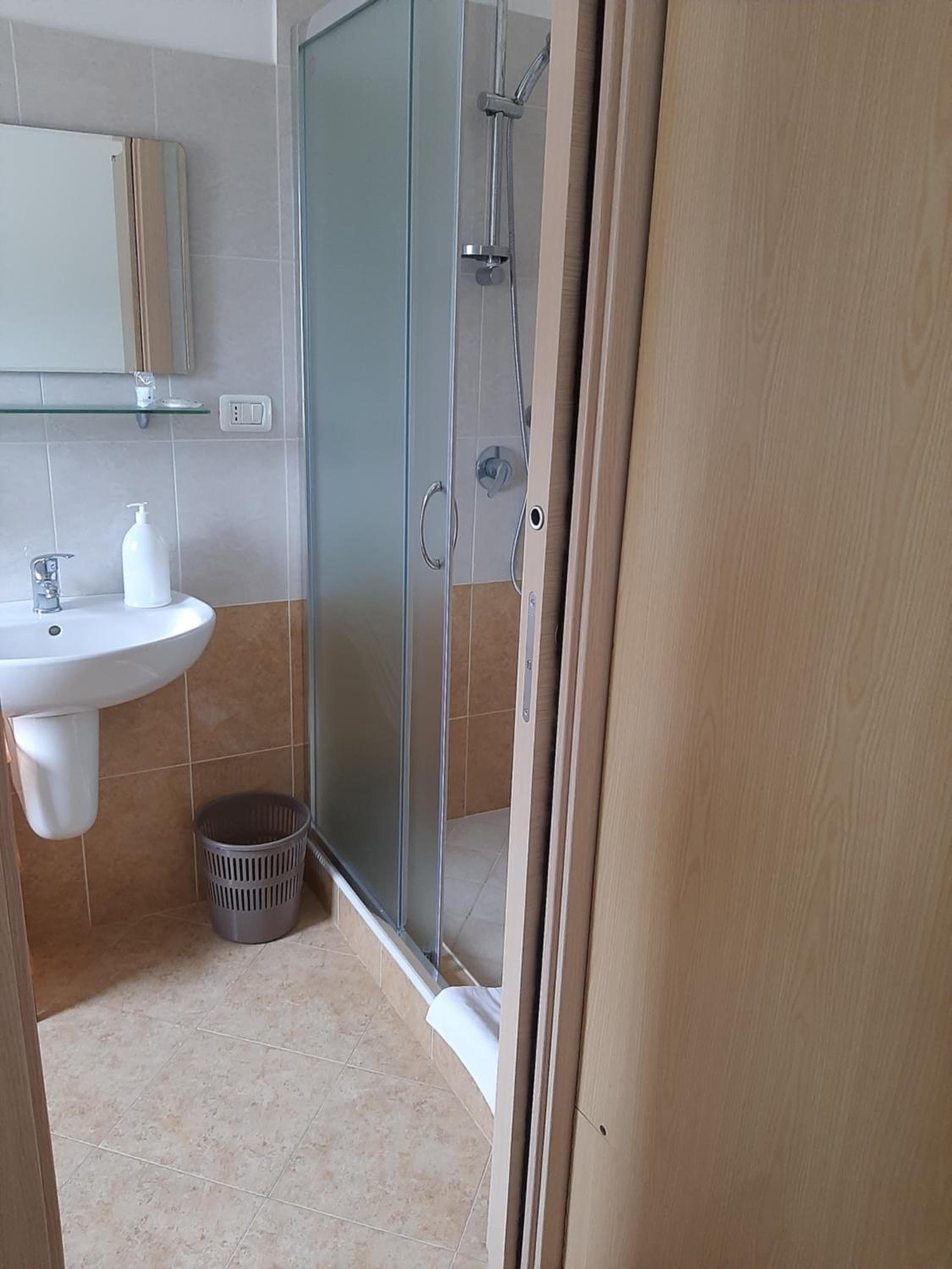Double or Twin Room - Photo 6