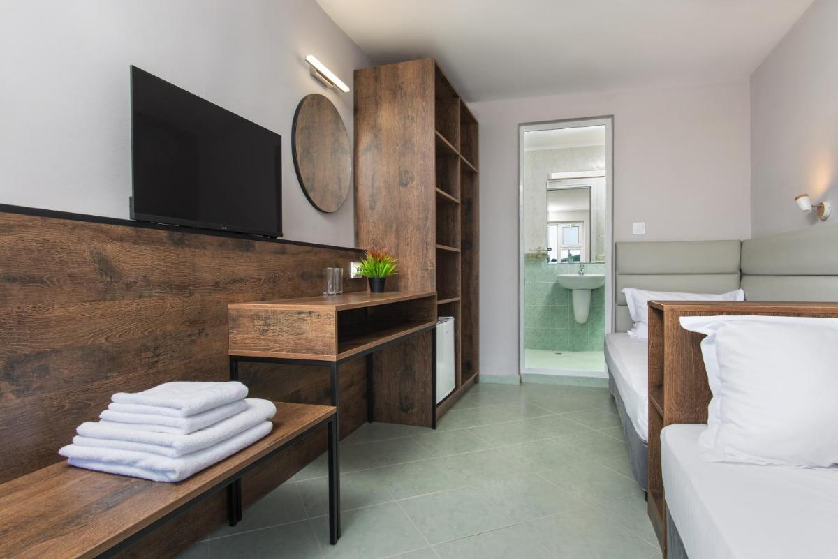 Economy Twin Room - Photo 3