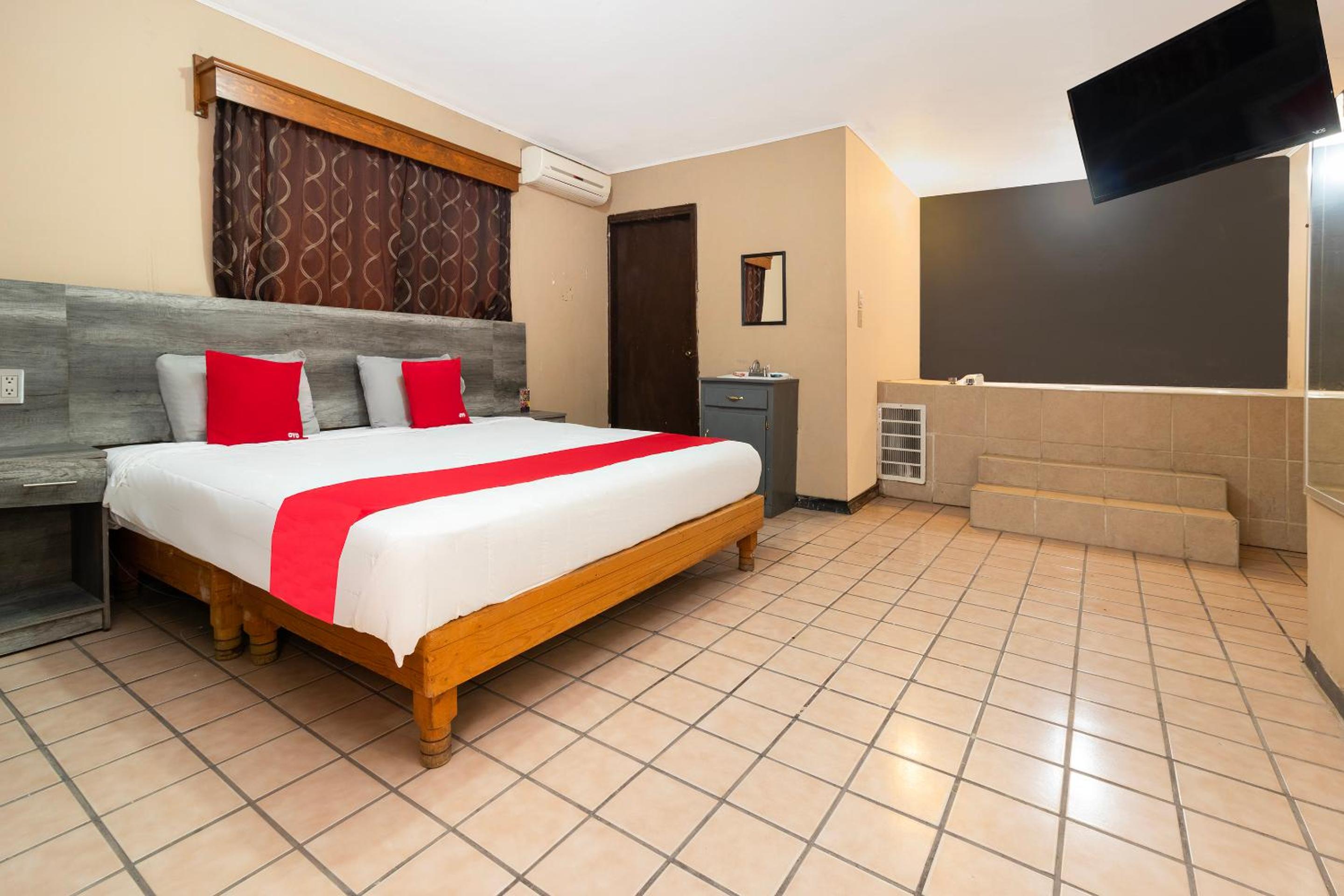 Deluxe with Jacuzzi - Photo 1