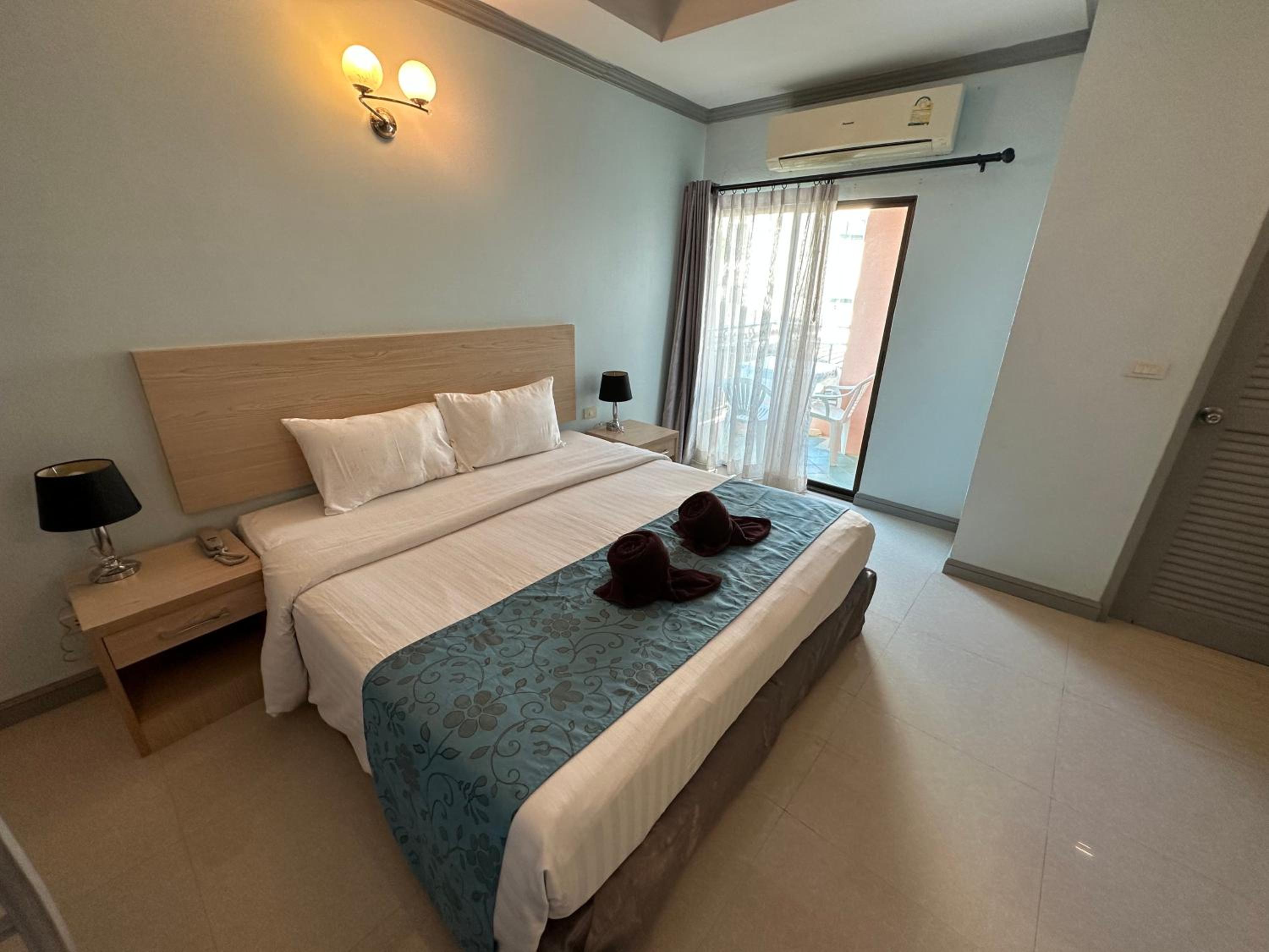 Deluxe Double Room with Bath - Photo 12