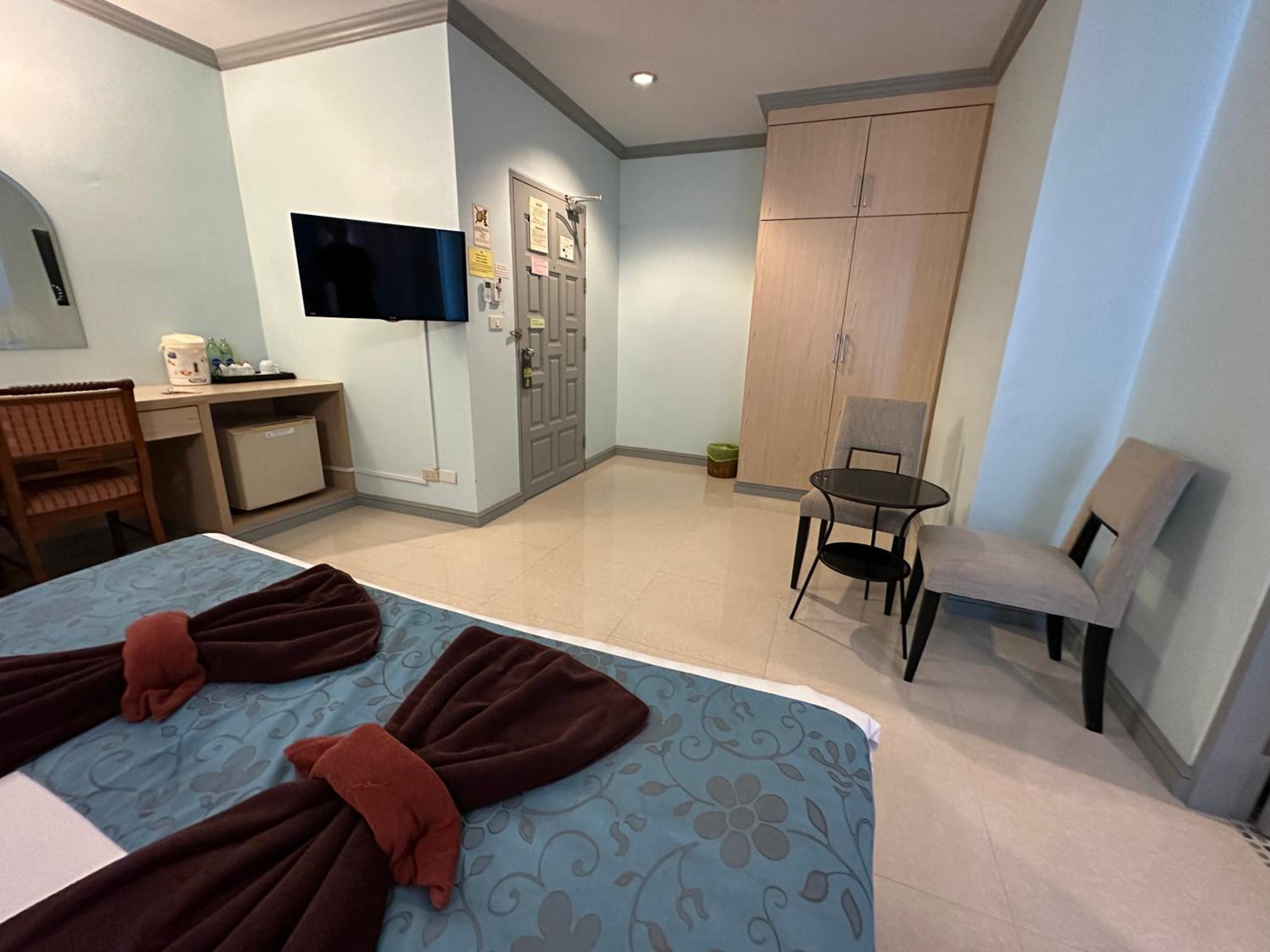 Deluxe Double Room with Bath - Photo 10
