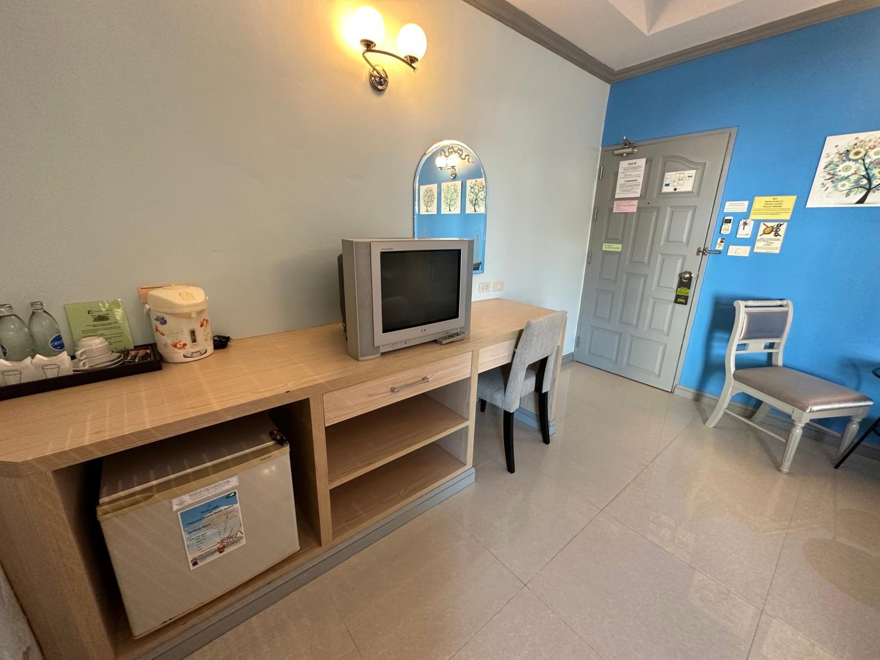 Deluxe Double Room with Bath - Photo 9