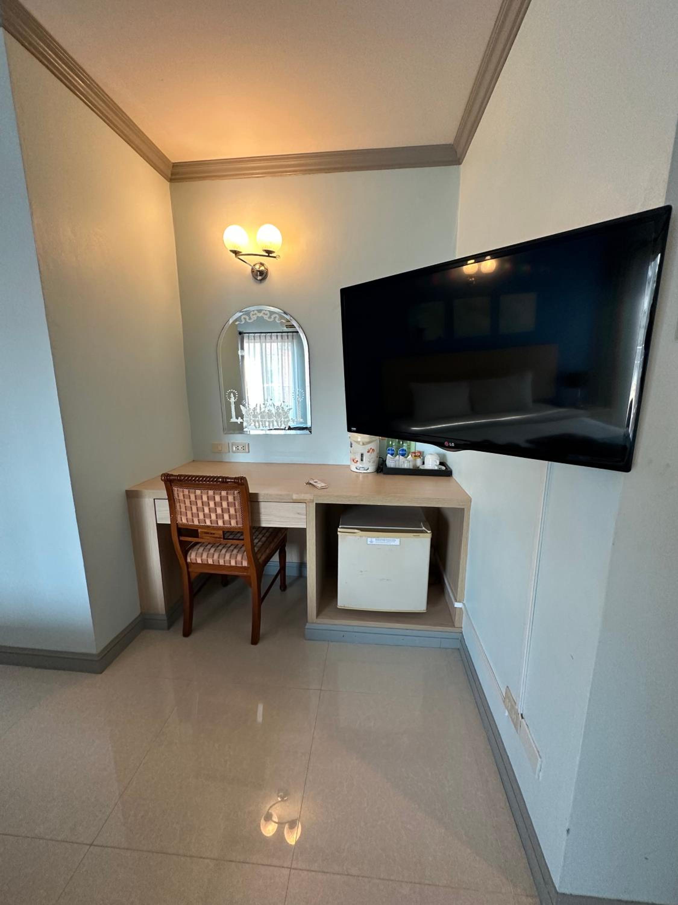 Deluxe Double Room with Bath - Photo 8
