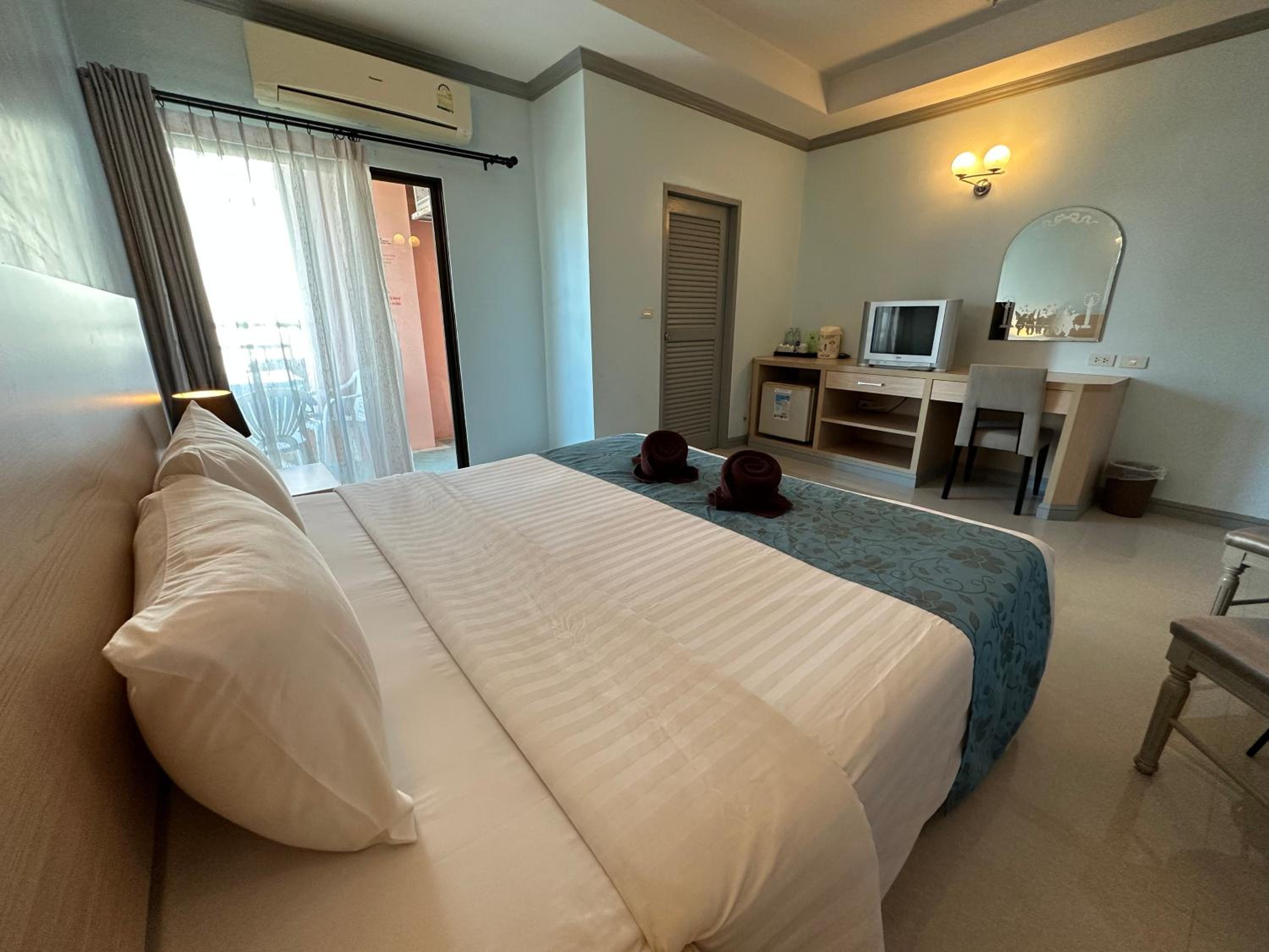 Deluxe Double Room with Bath - Photo 11