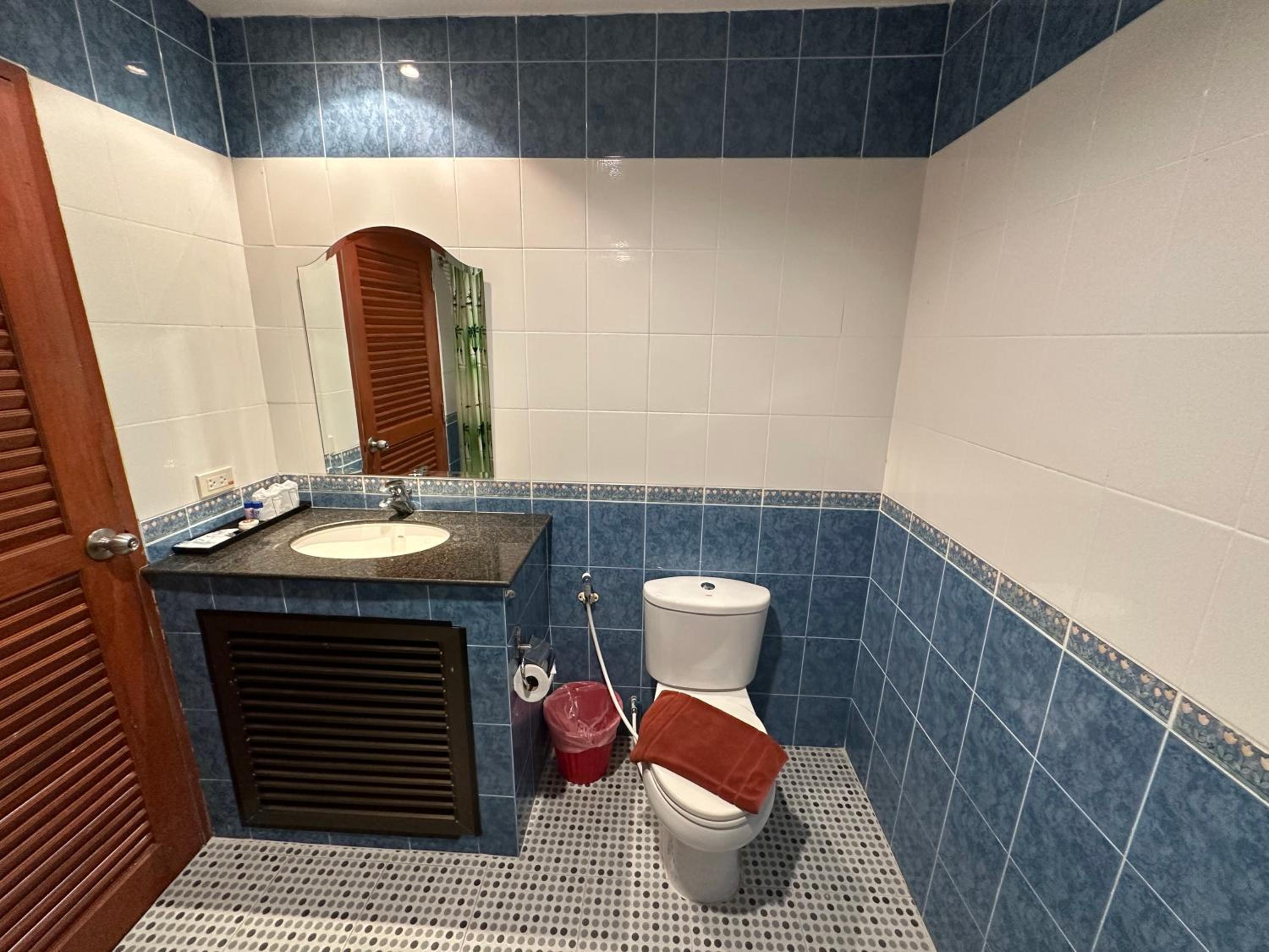 Deluxe Double Room with Bath - Photo 4