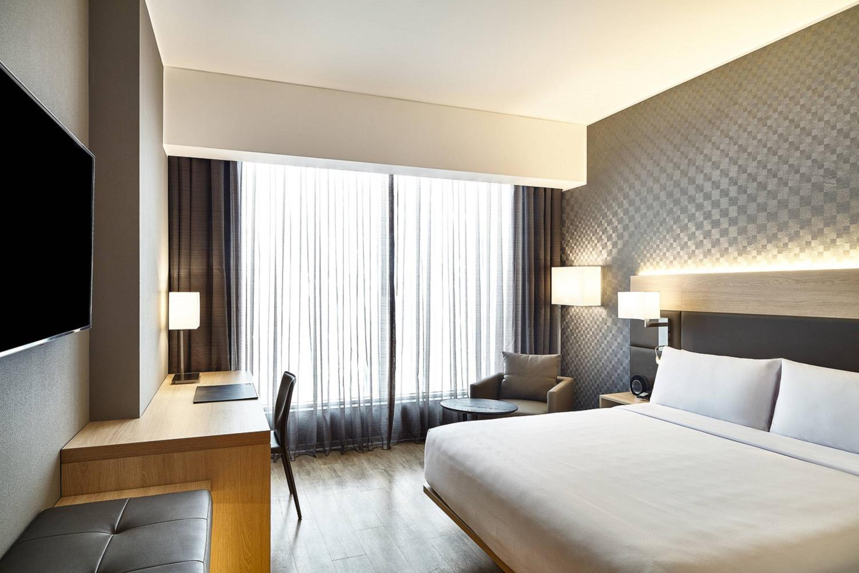 Guest room, 1 King, City view, Low floor - Photo 5