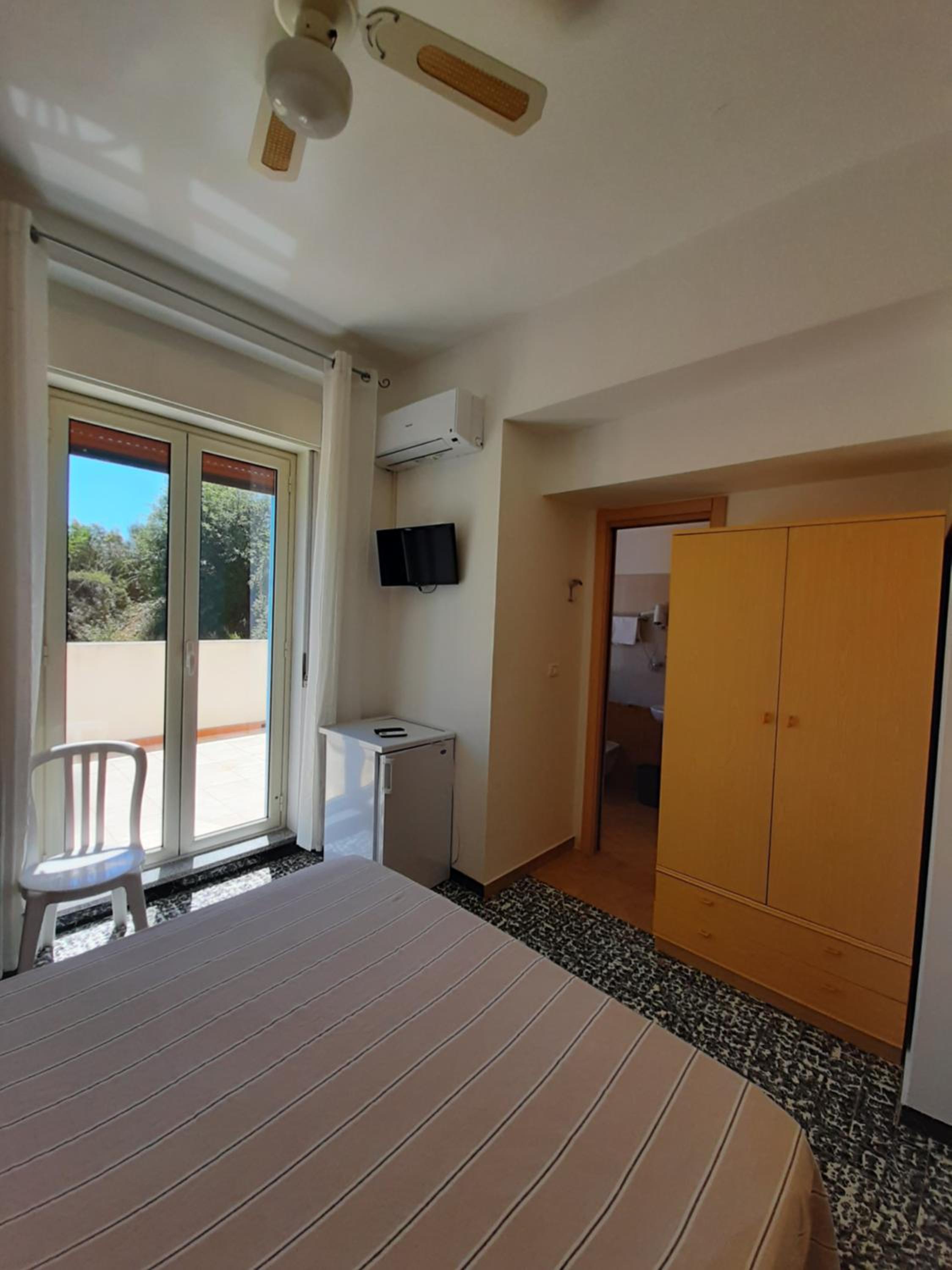 Double or Twin Room - Photo 5