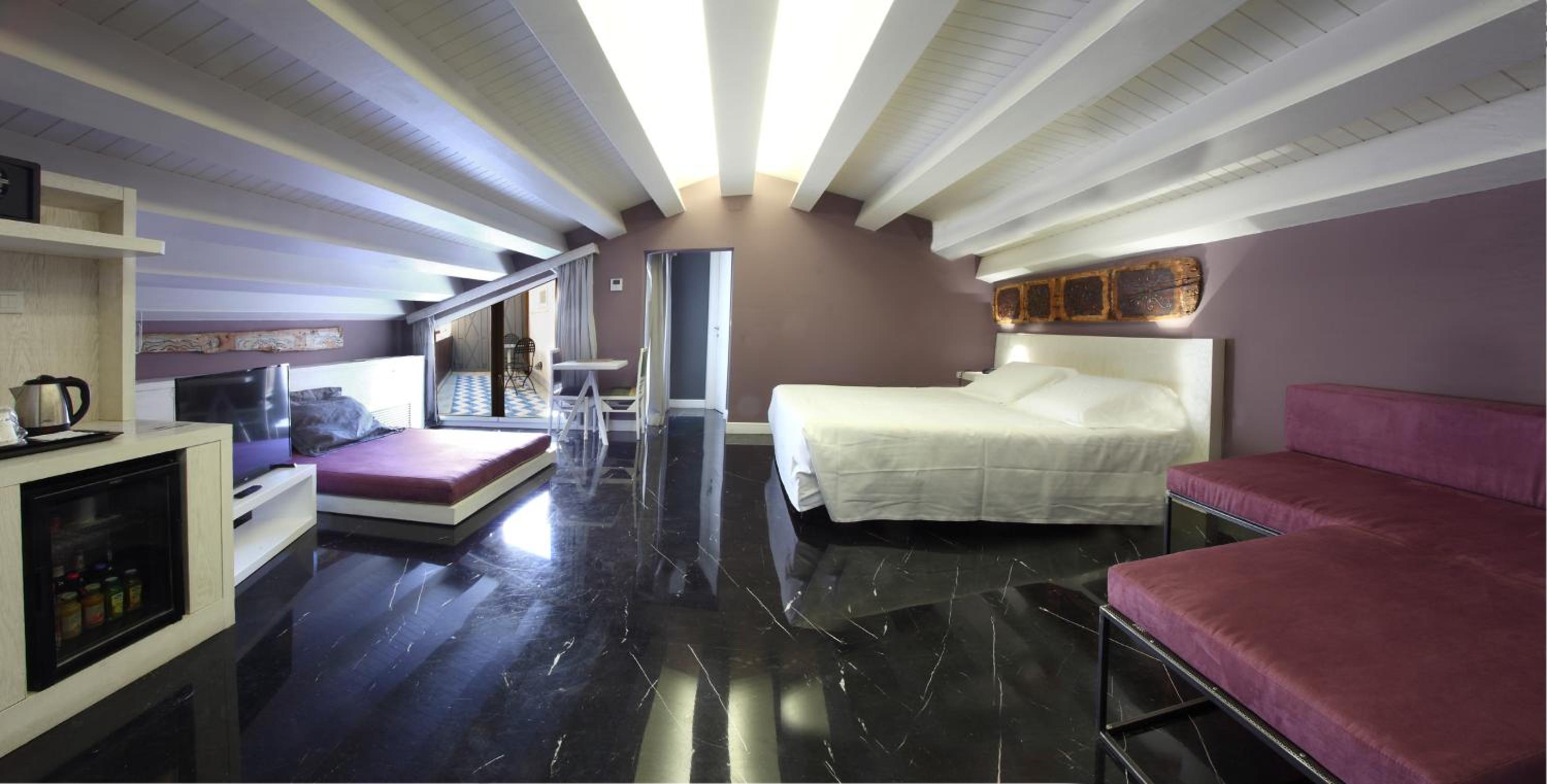 Suite - Photo 1