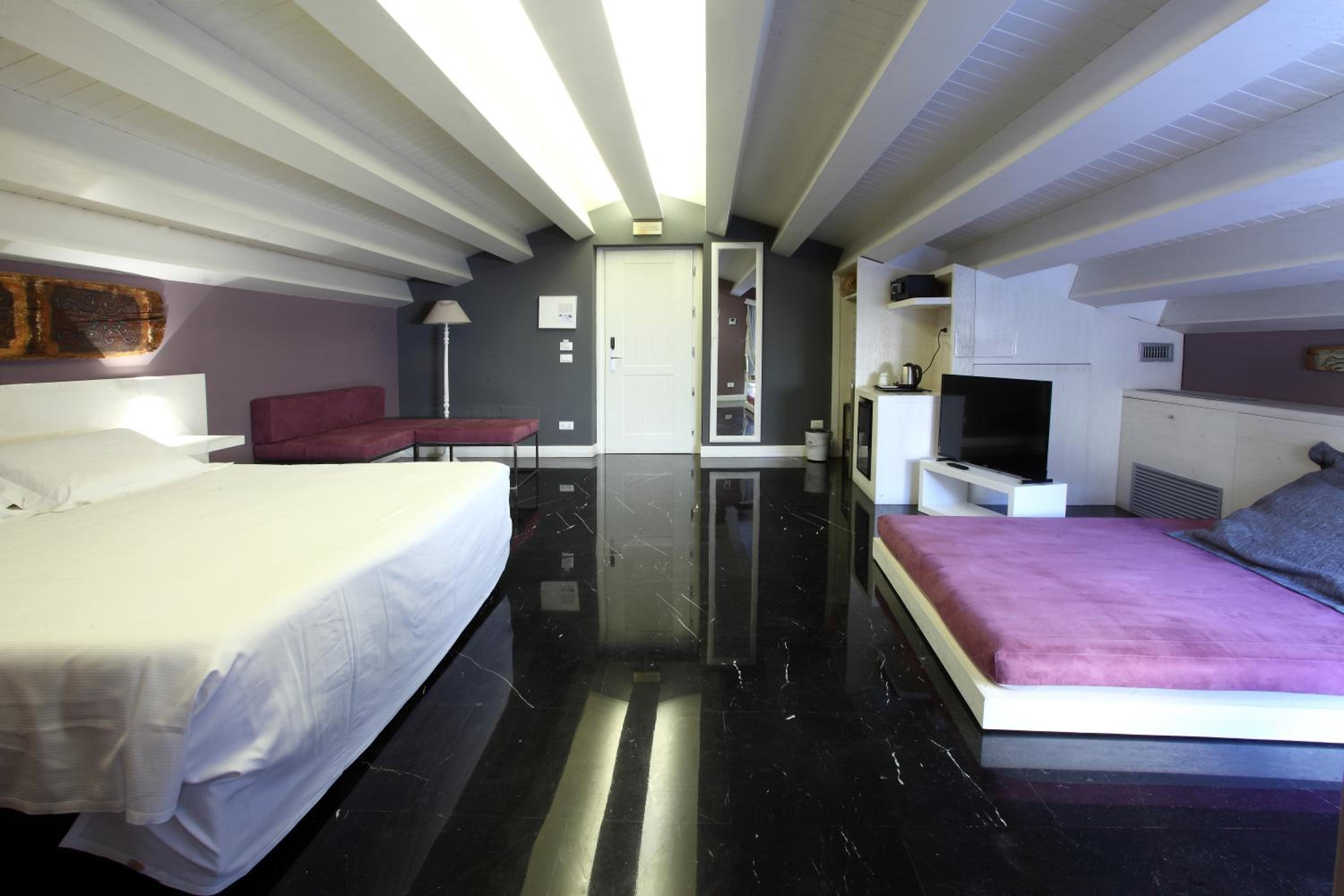 Suite - Photo 2