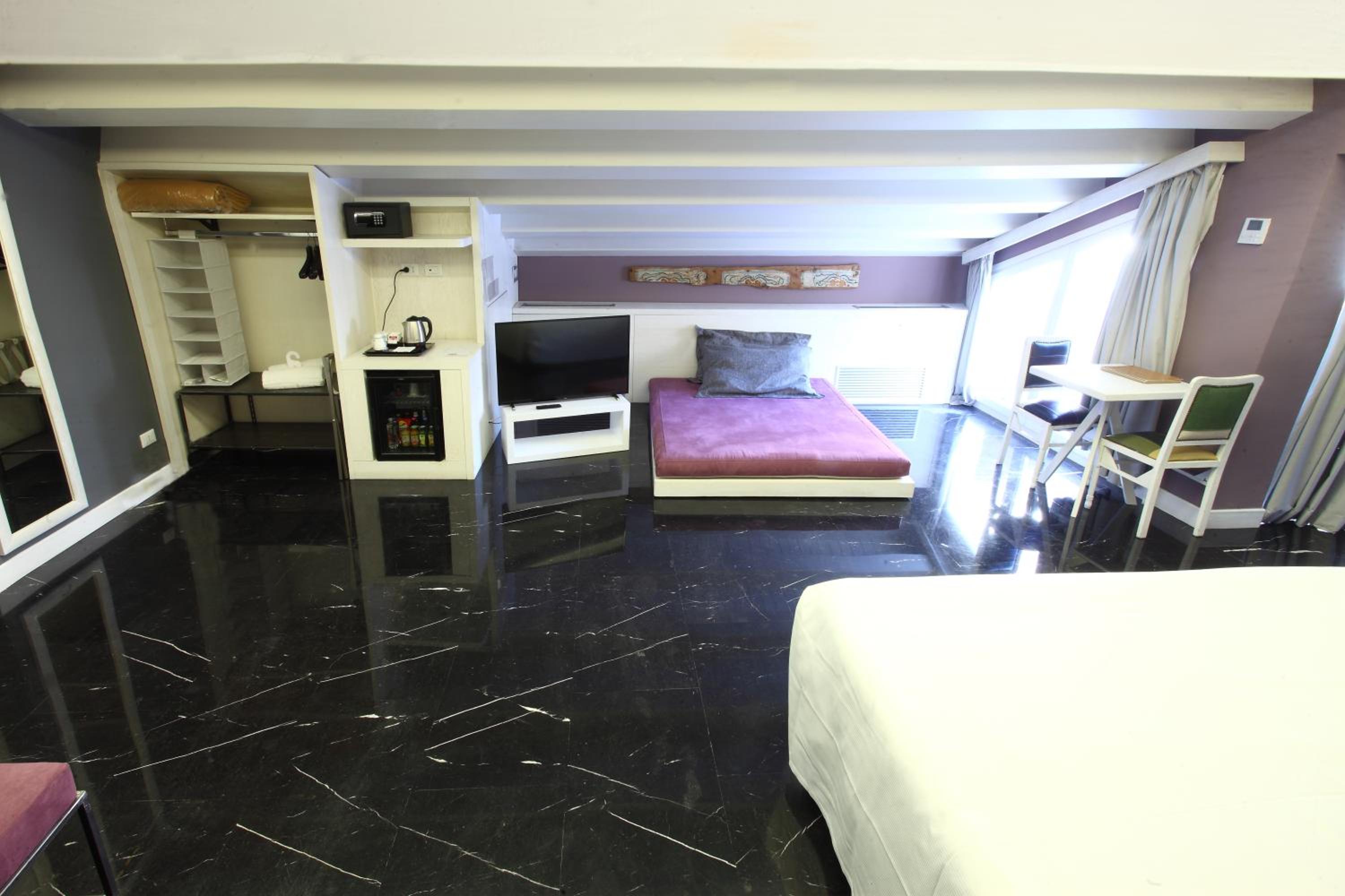 Suite - Photo 3