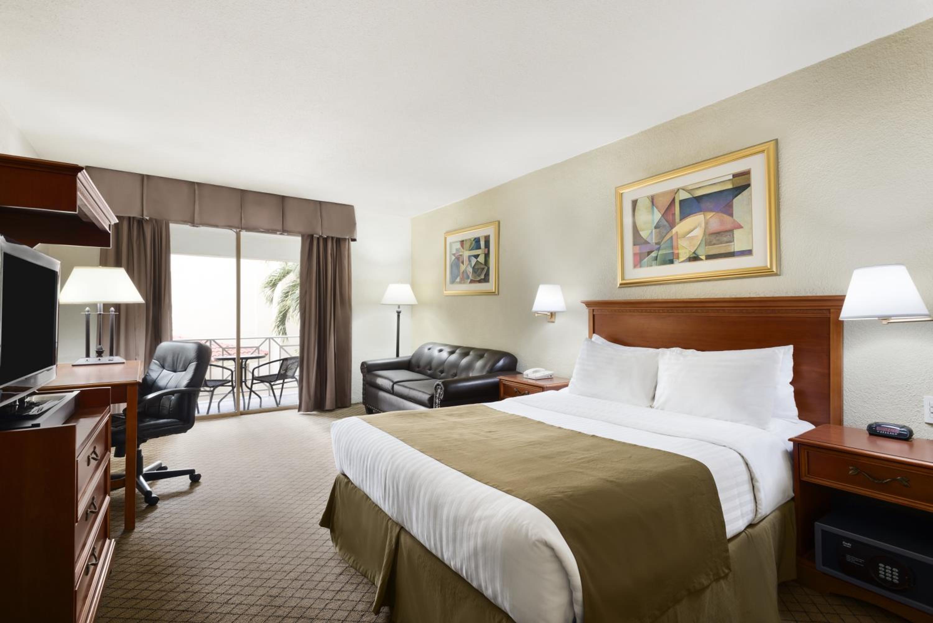 Executive King Room - Non-Smoking - Photo 2
