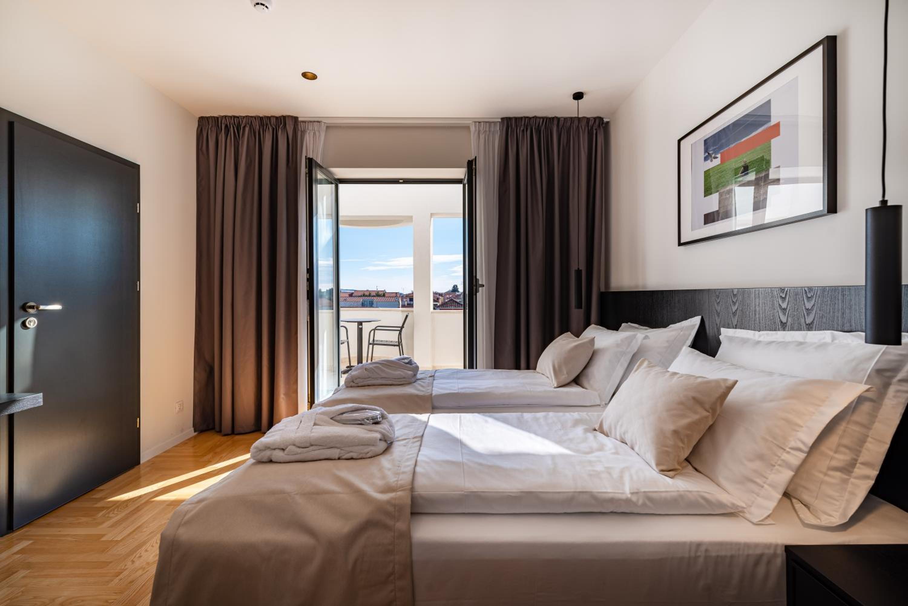Twin Room with Balcony - Photo 6