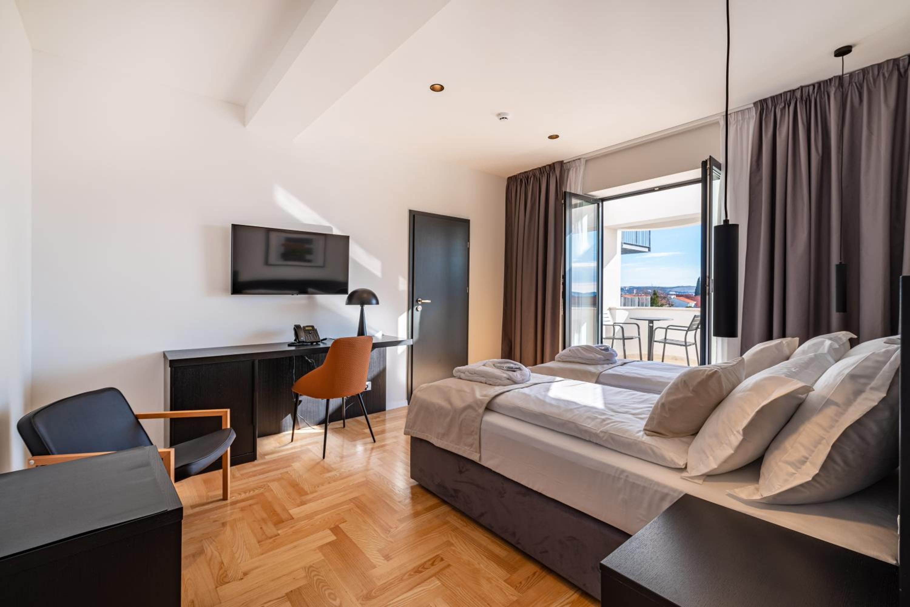 Twin Room with Balcony - Photo 3