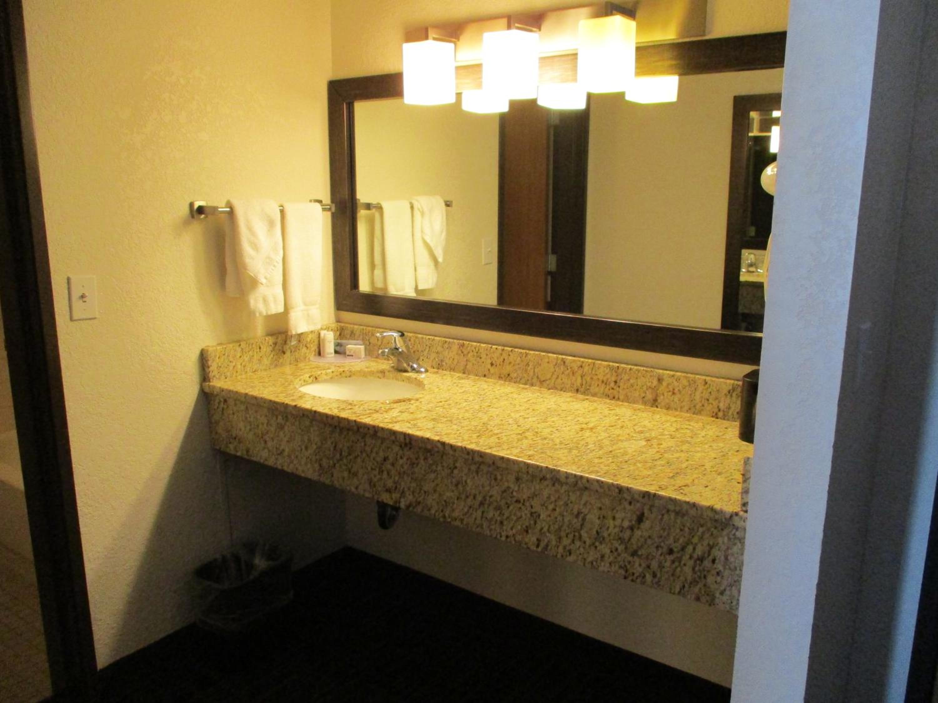 King Room - Non-Smoking photo 2