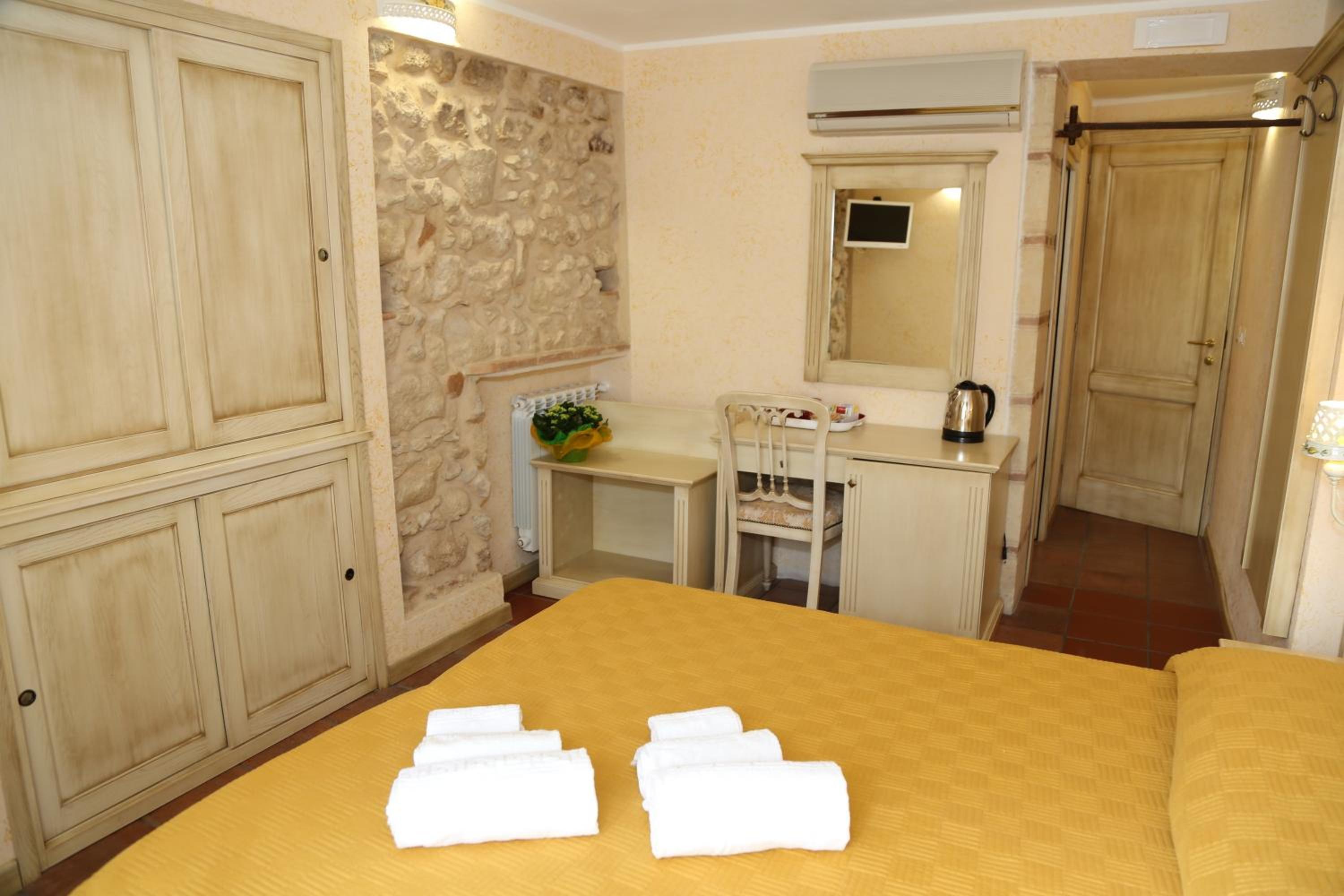 Double or Twin Room with Balcony photo 1