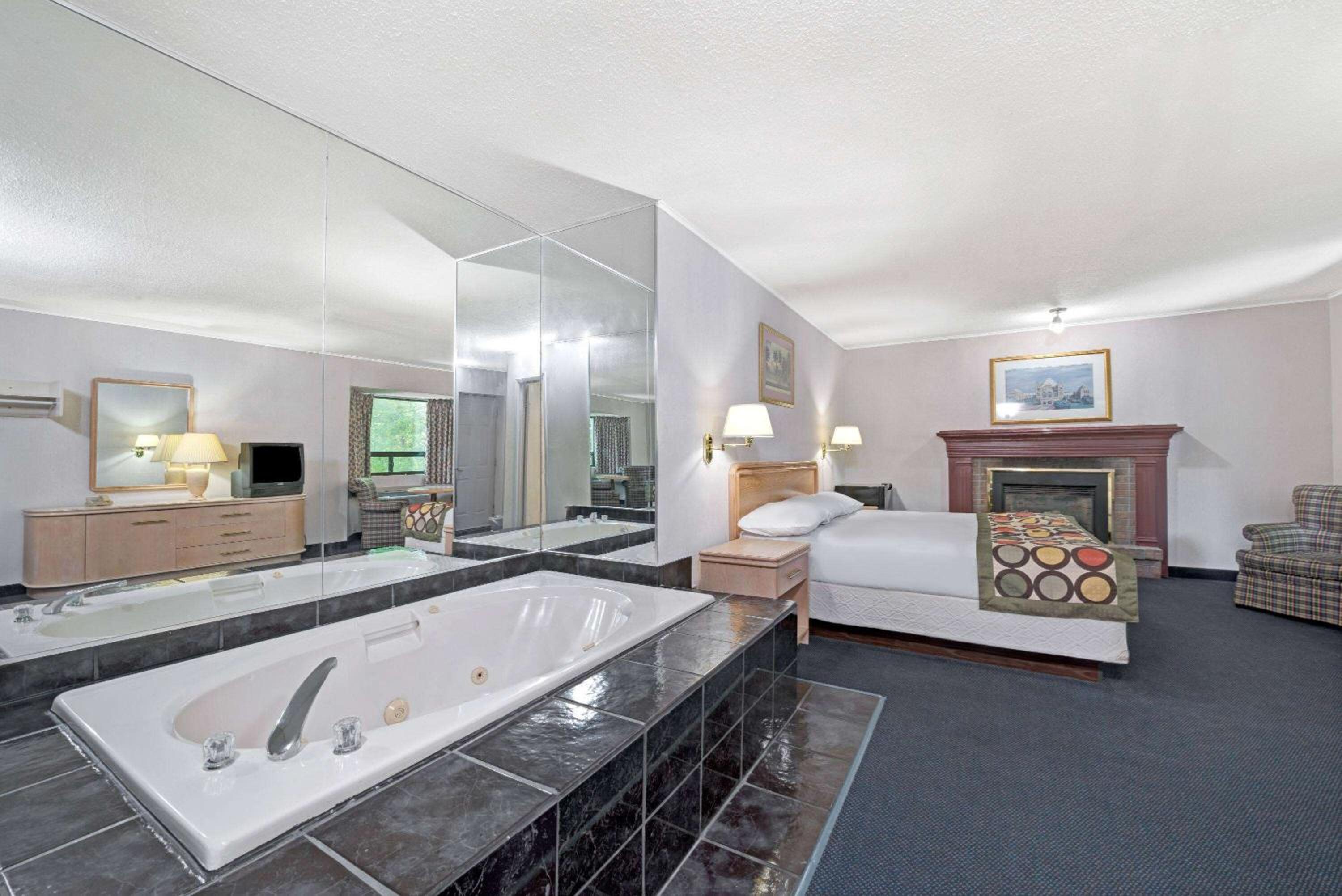 Deluxe King Room with Spa Bath- Non-Smoking - Photo 1