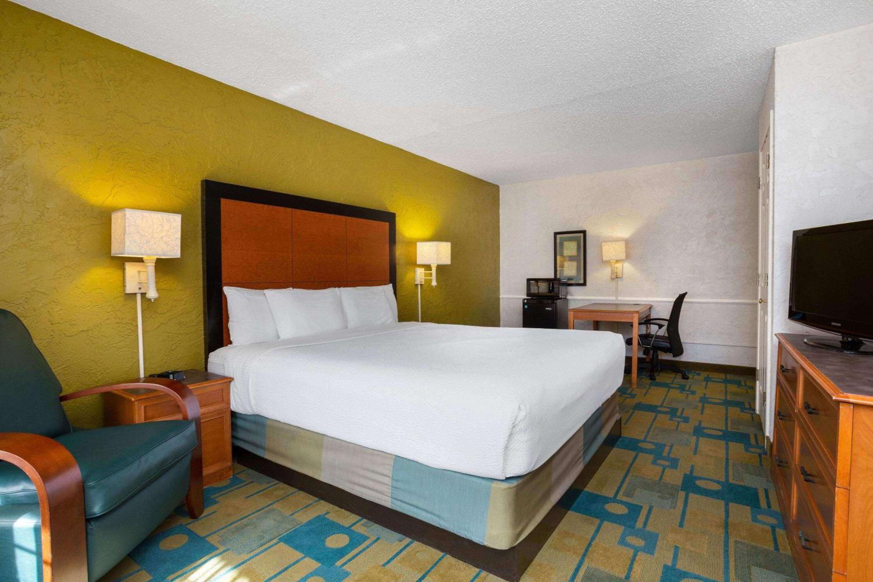Standard King Room - Photo 4