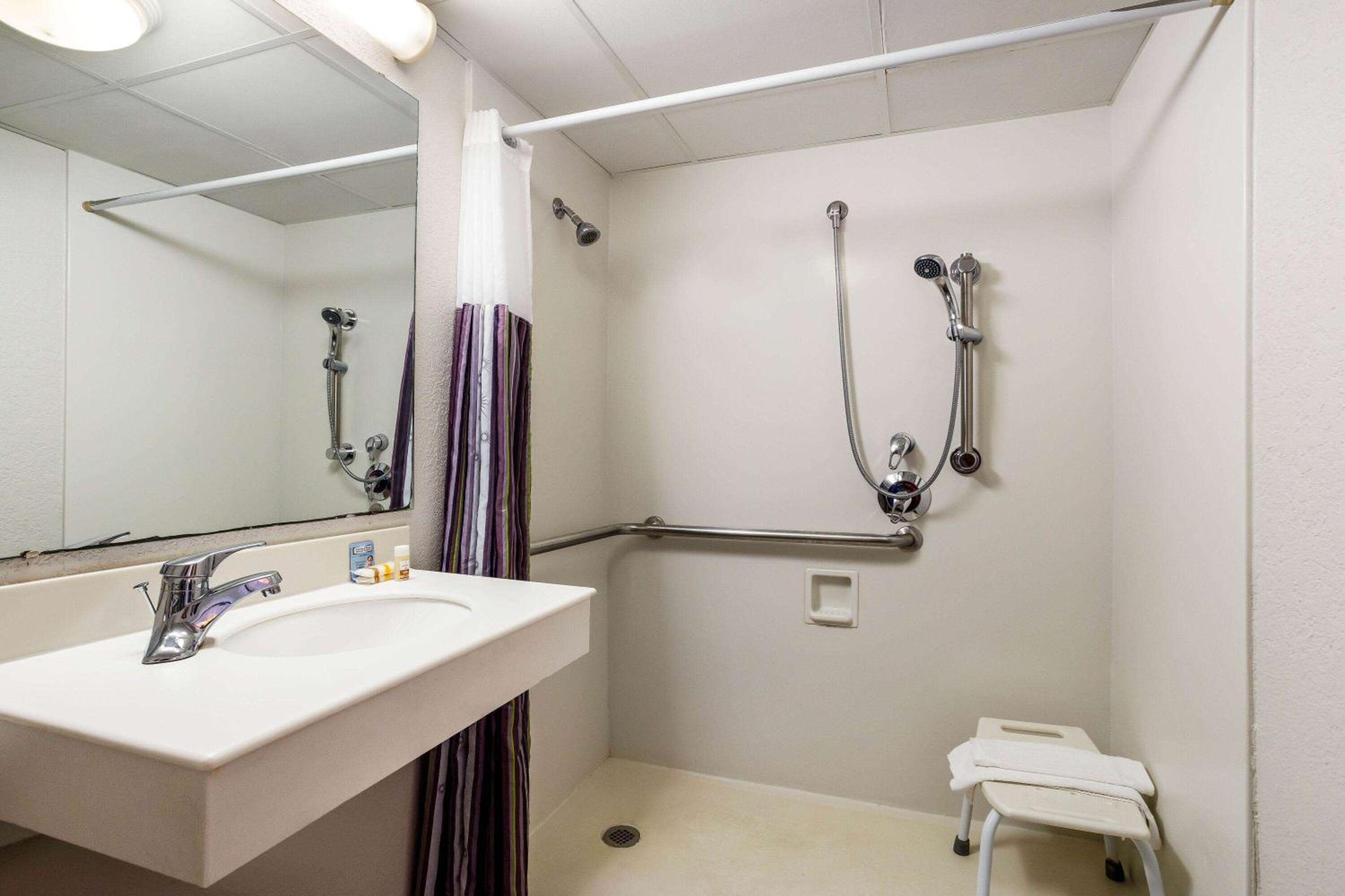 King Room with Roll-In Shower - Hearing Accessible/Non-Smoking - Photo 2