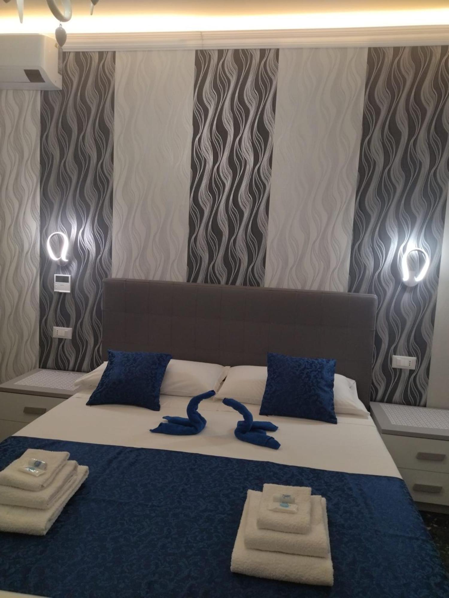 Double Room with Private External Bathroom - Photo 9