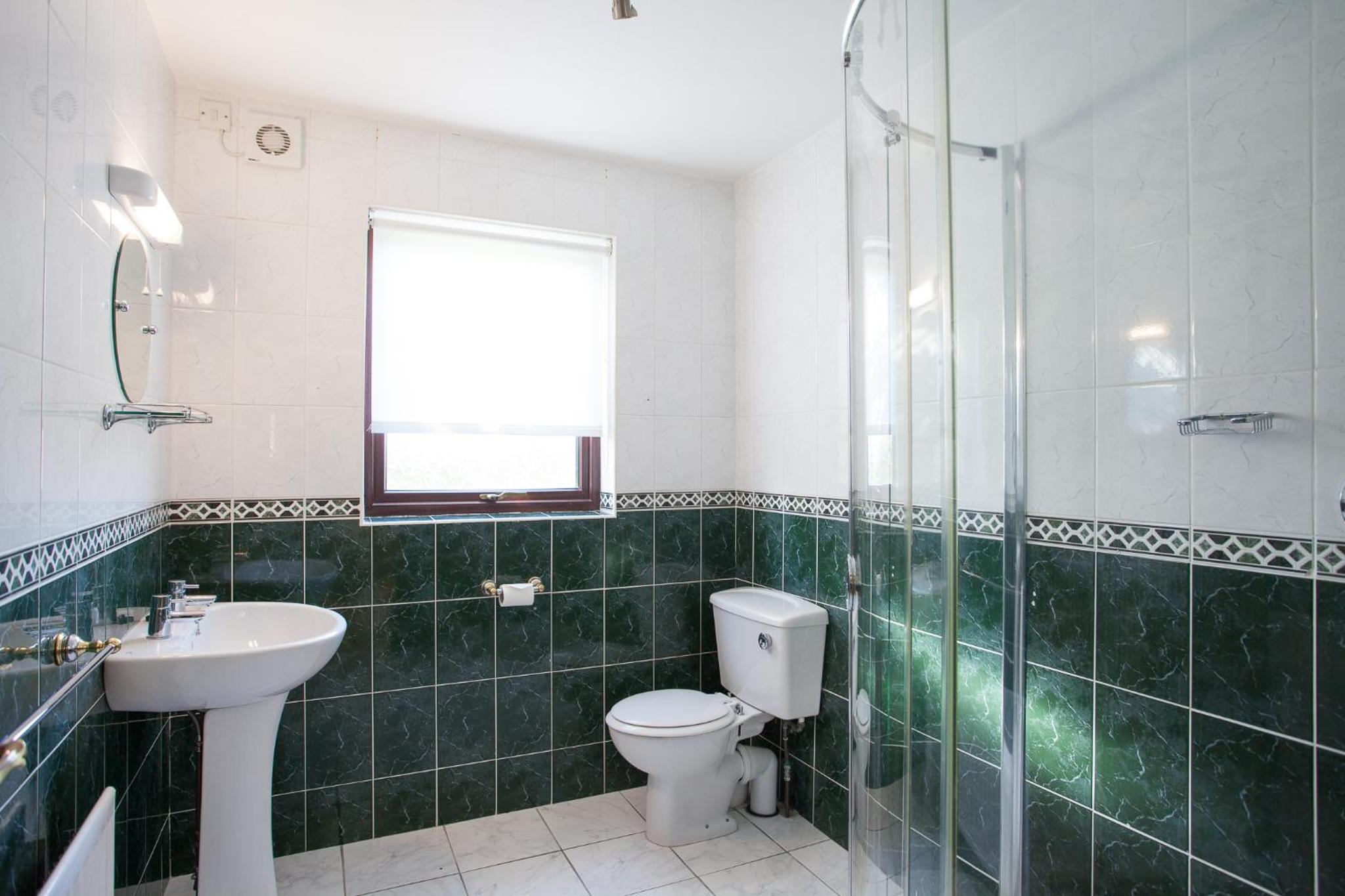Twin Room with Private Bathroom - Photo 3