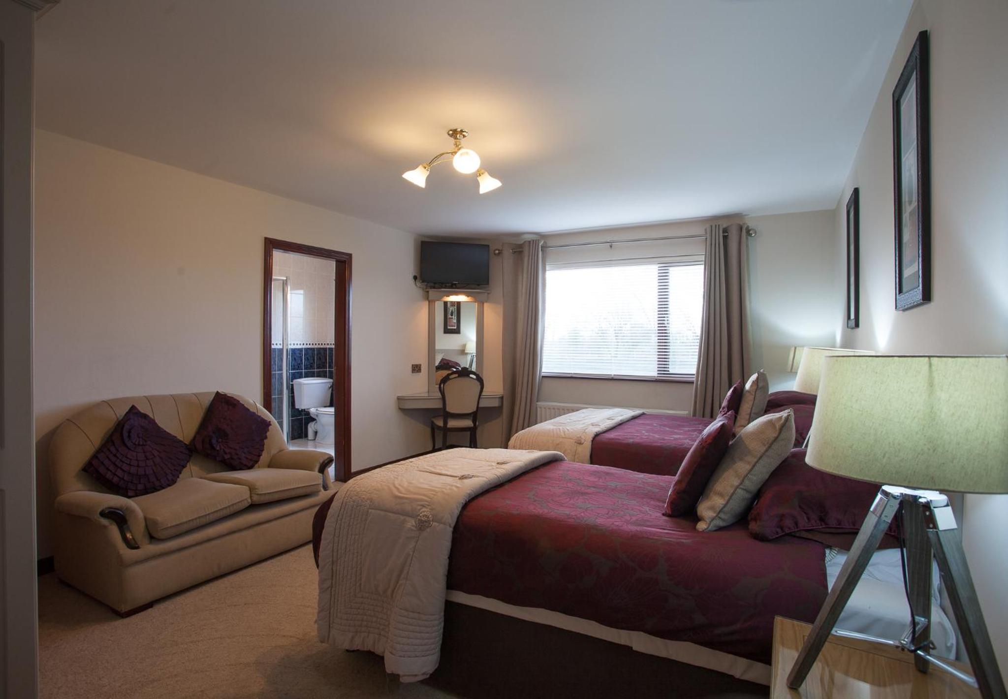 Twin Room with Private Bathroom - Photo 6