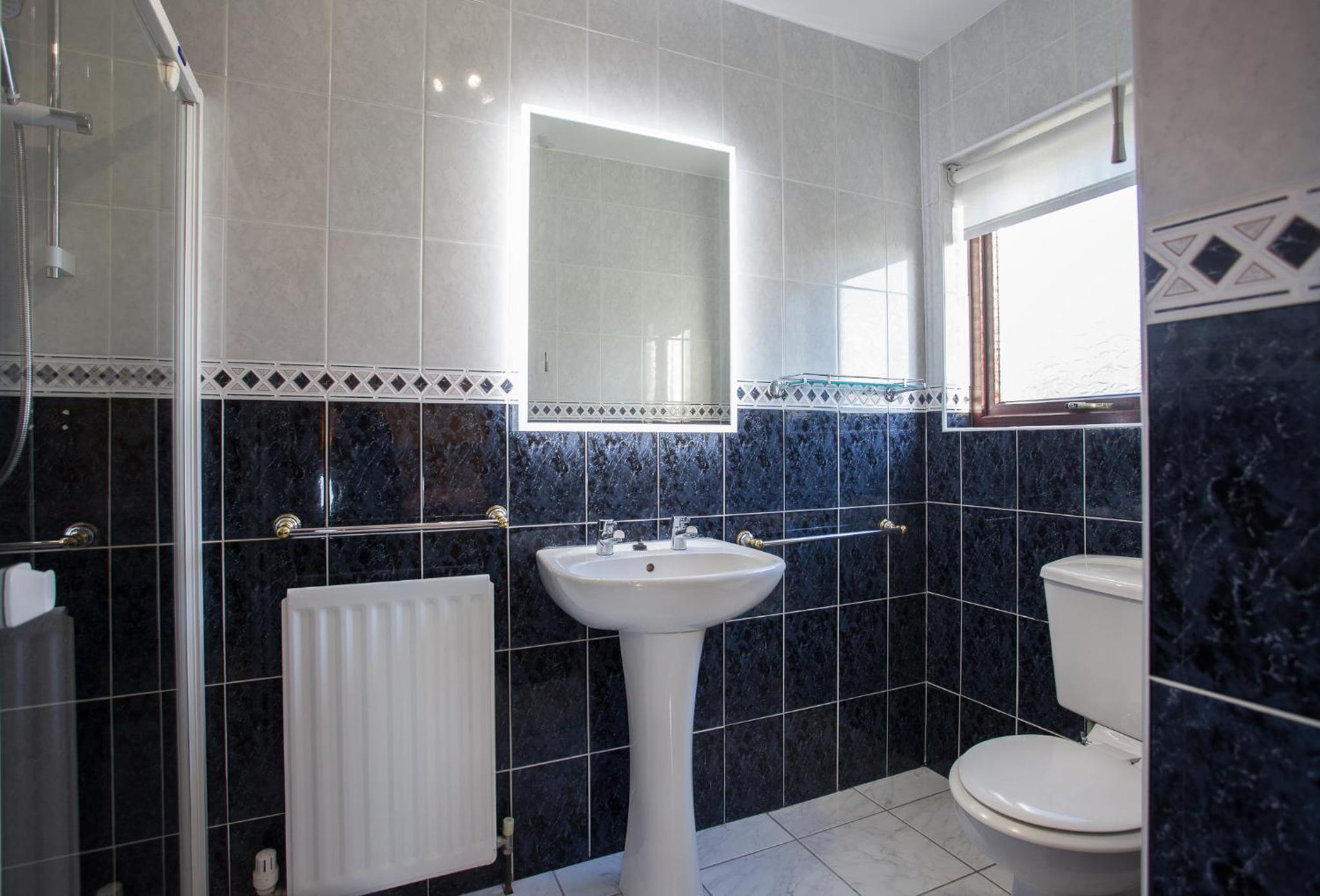 Double Room with Private Bathroom - Photo 4
