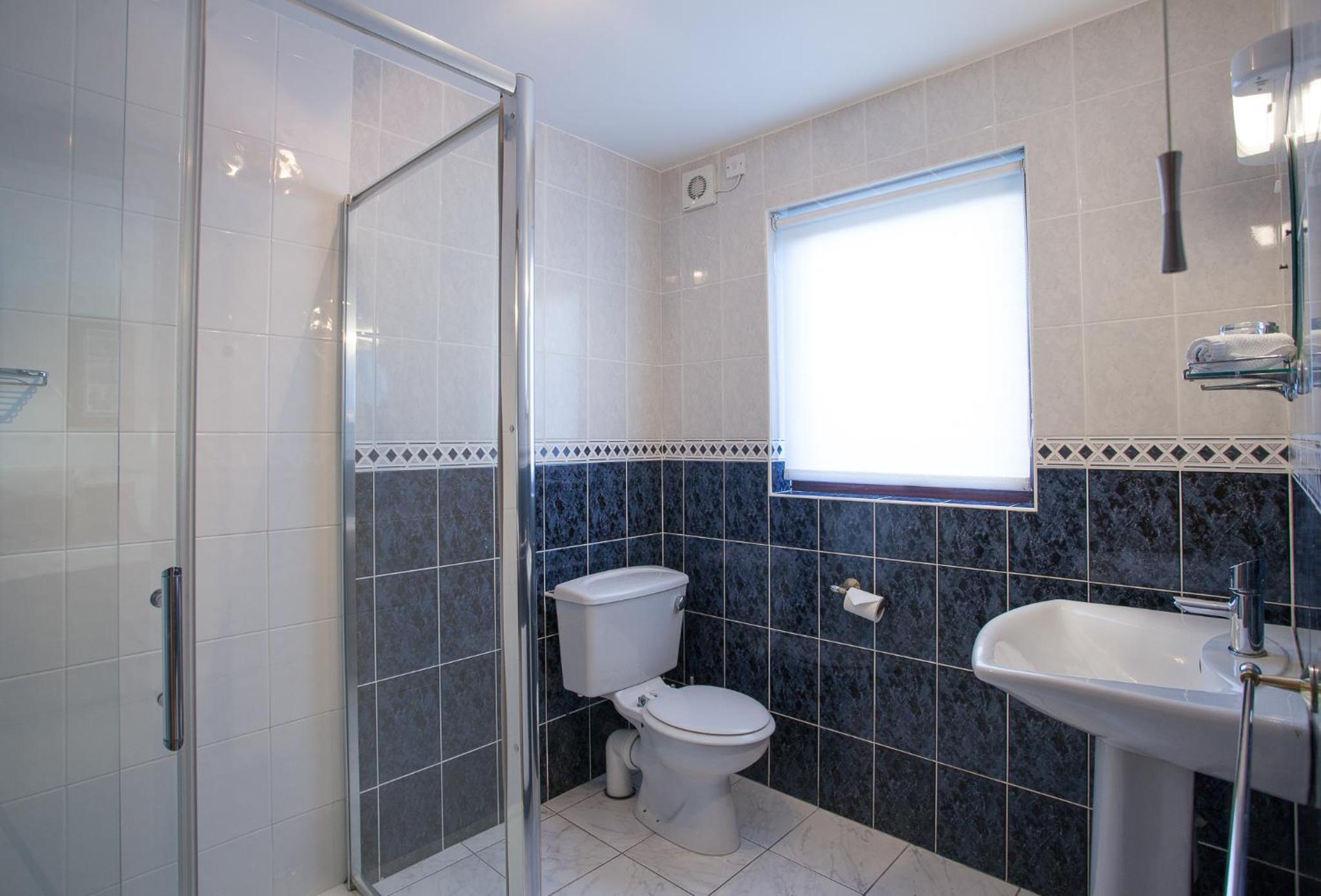 Twin Room with Private Bathroom - Photo 2