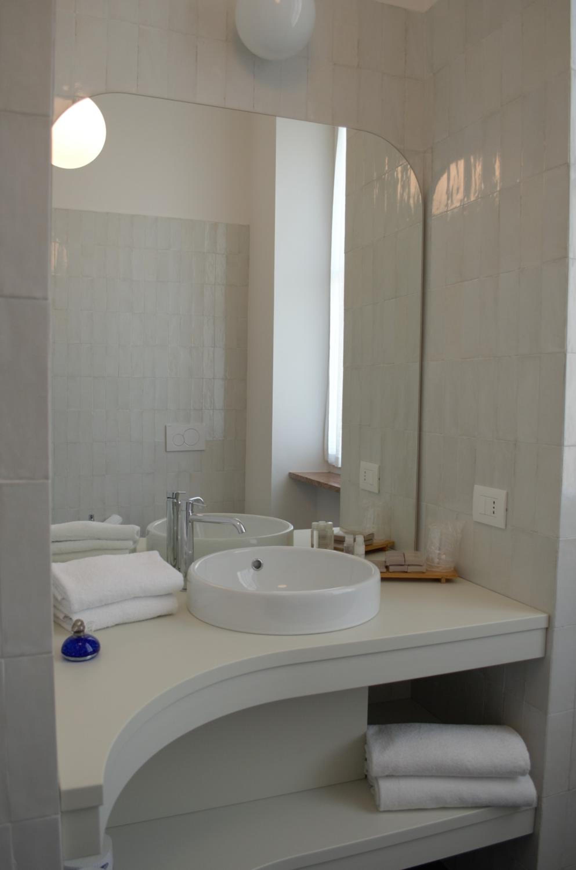 One-Bedroom Apartment with Balcony and Sea View photo 3
