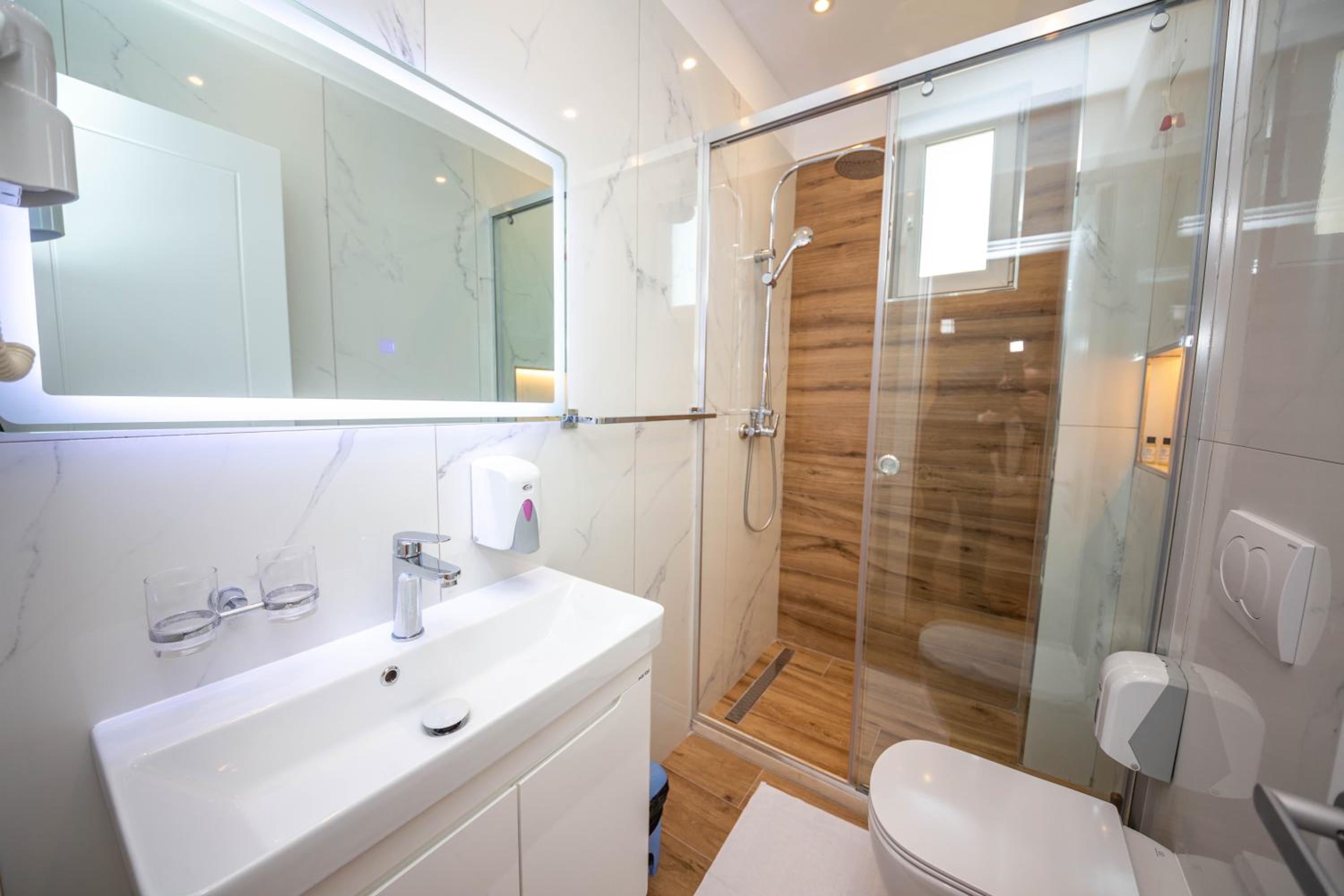 Quadruple Room with Balcony photo 2
