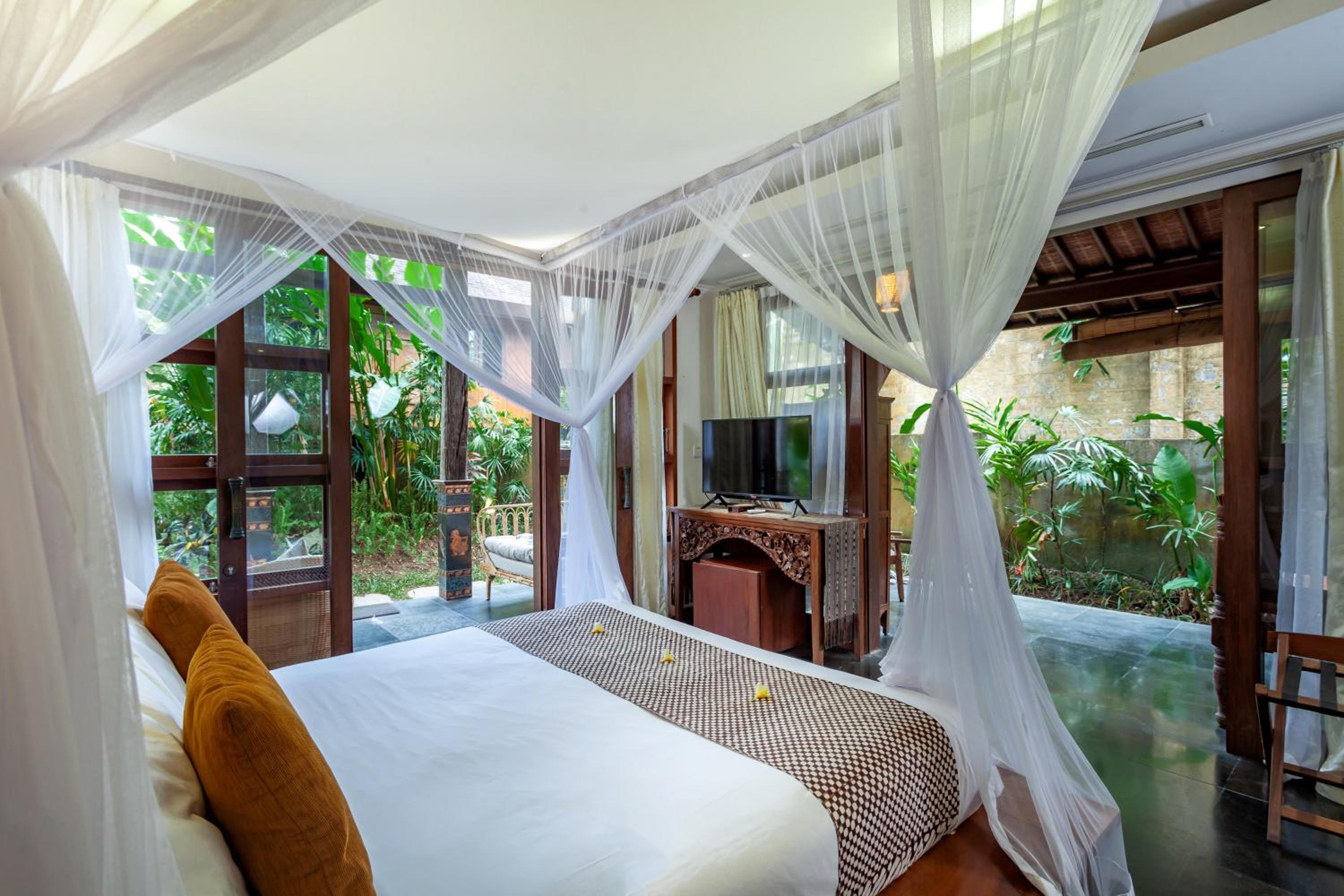 Deluxe Room with Extra Benefit thumbnail 6