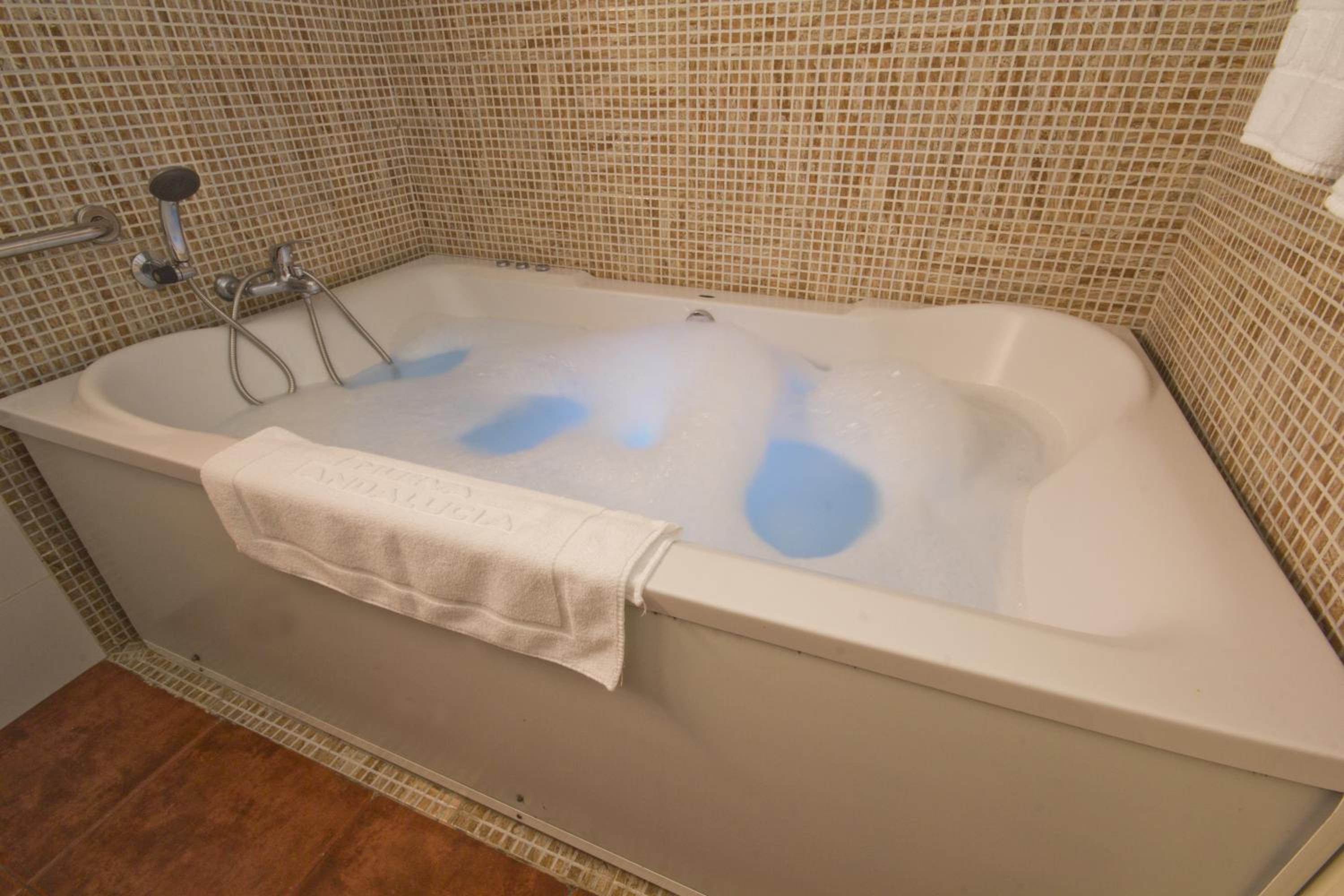 Double Room with Jacuzzi photo 3
