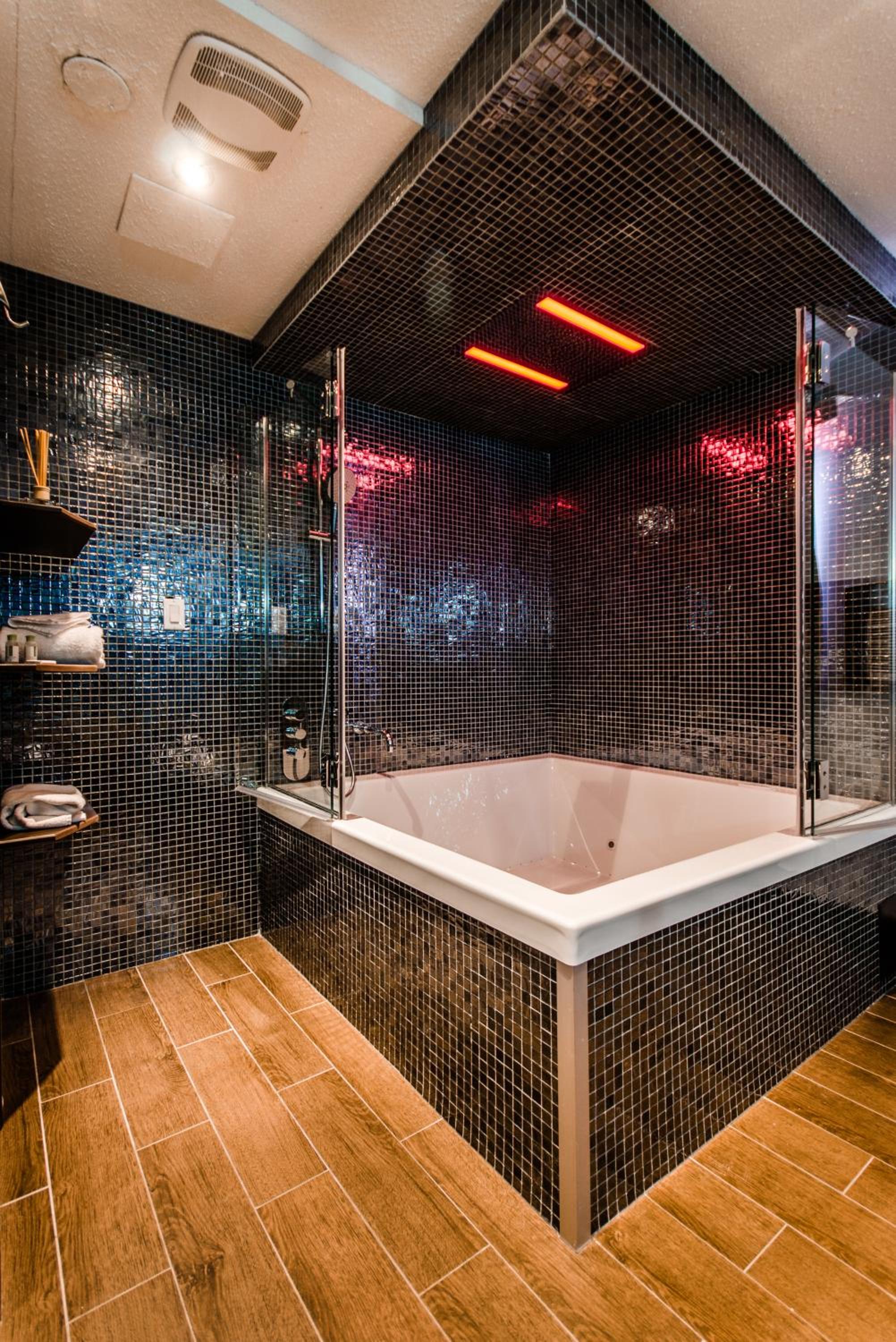 Deluxe Queen Room with Spa Bath-Smoking photo 2