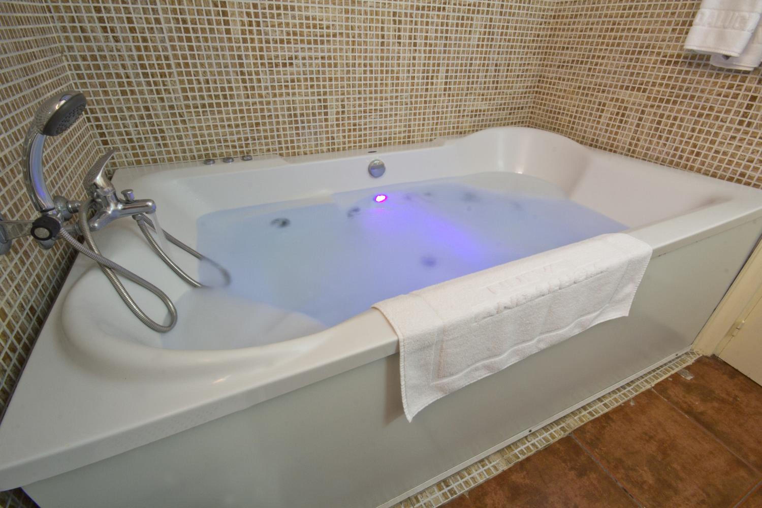 Double Room with Jacuzzi photo 2