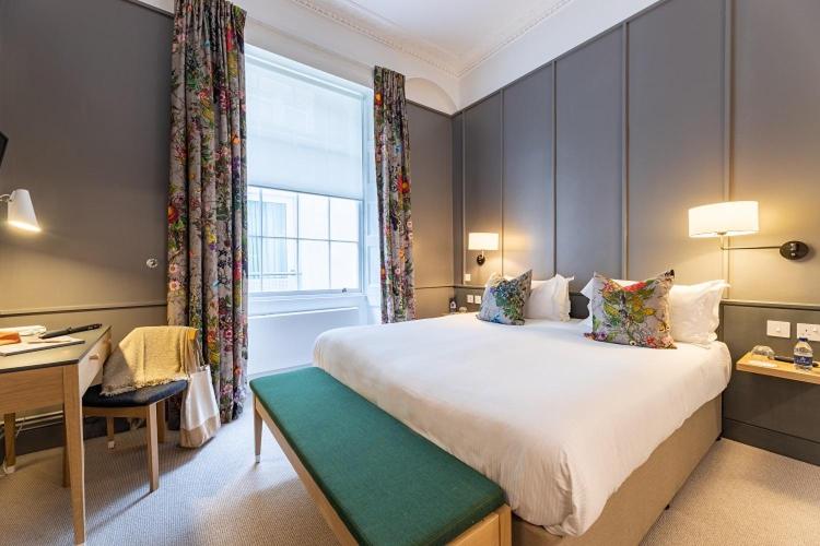 Double or Twin Room with Bathtub