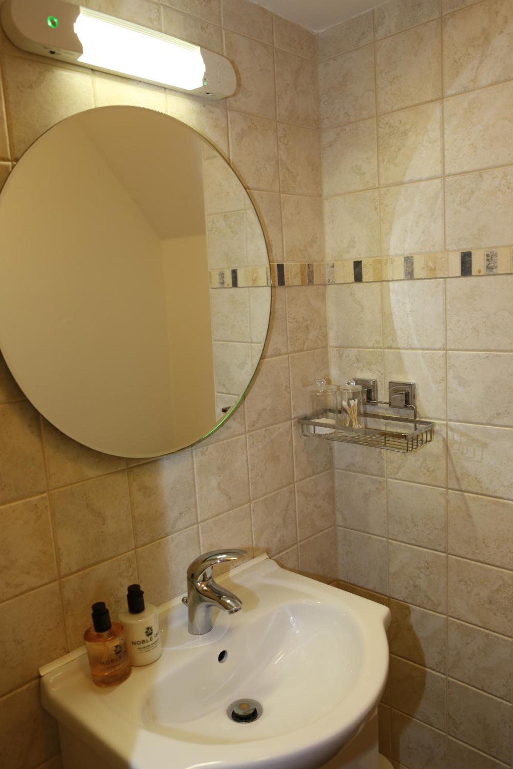Double Room with Private Bathroom - Photo 6