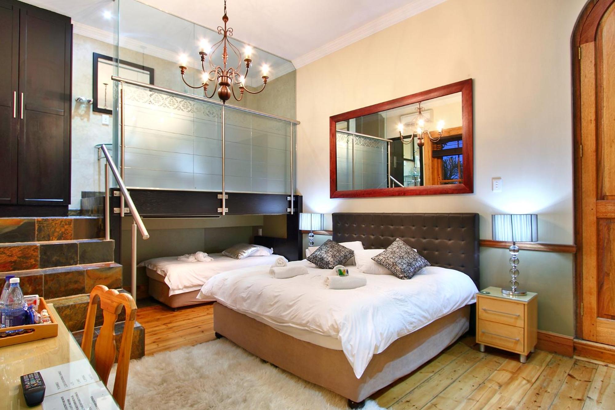 King Room with Balcony (Pet Friendly)  - Photo 1