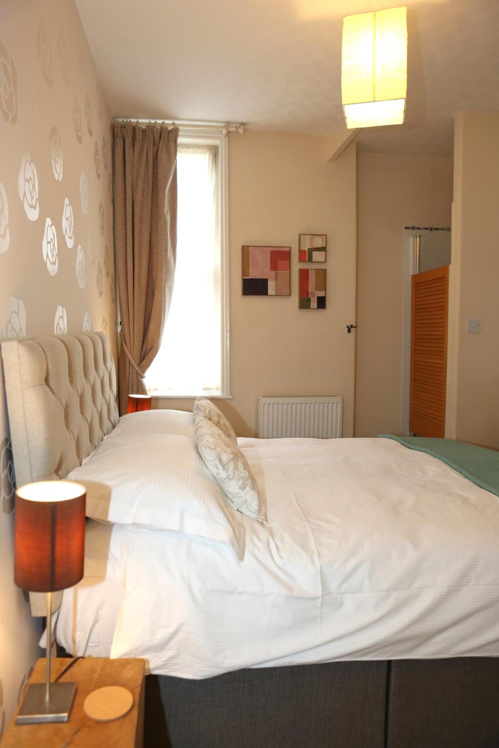 Double Room with Private Bathroom - Photo 2