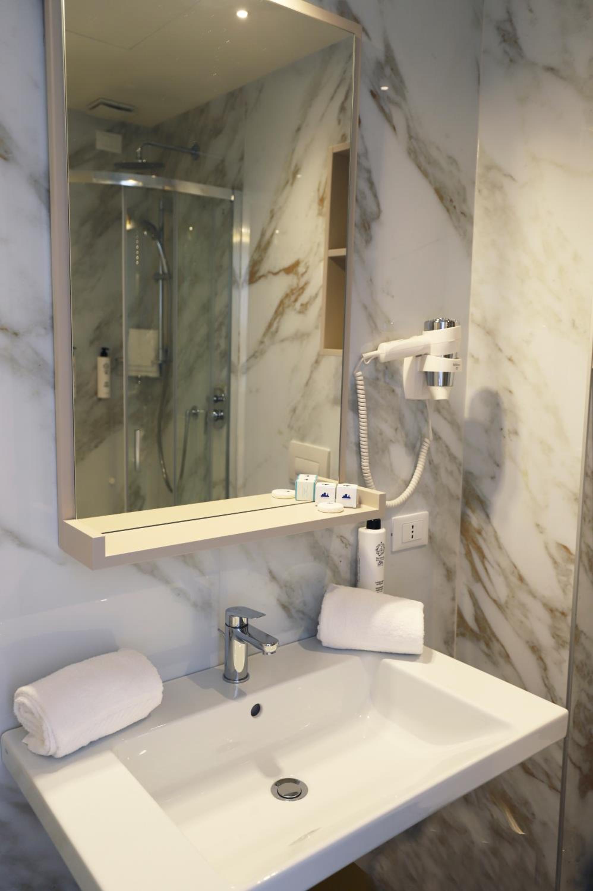 Double or Twin Room with Balcony - Photo 4