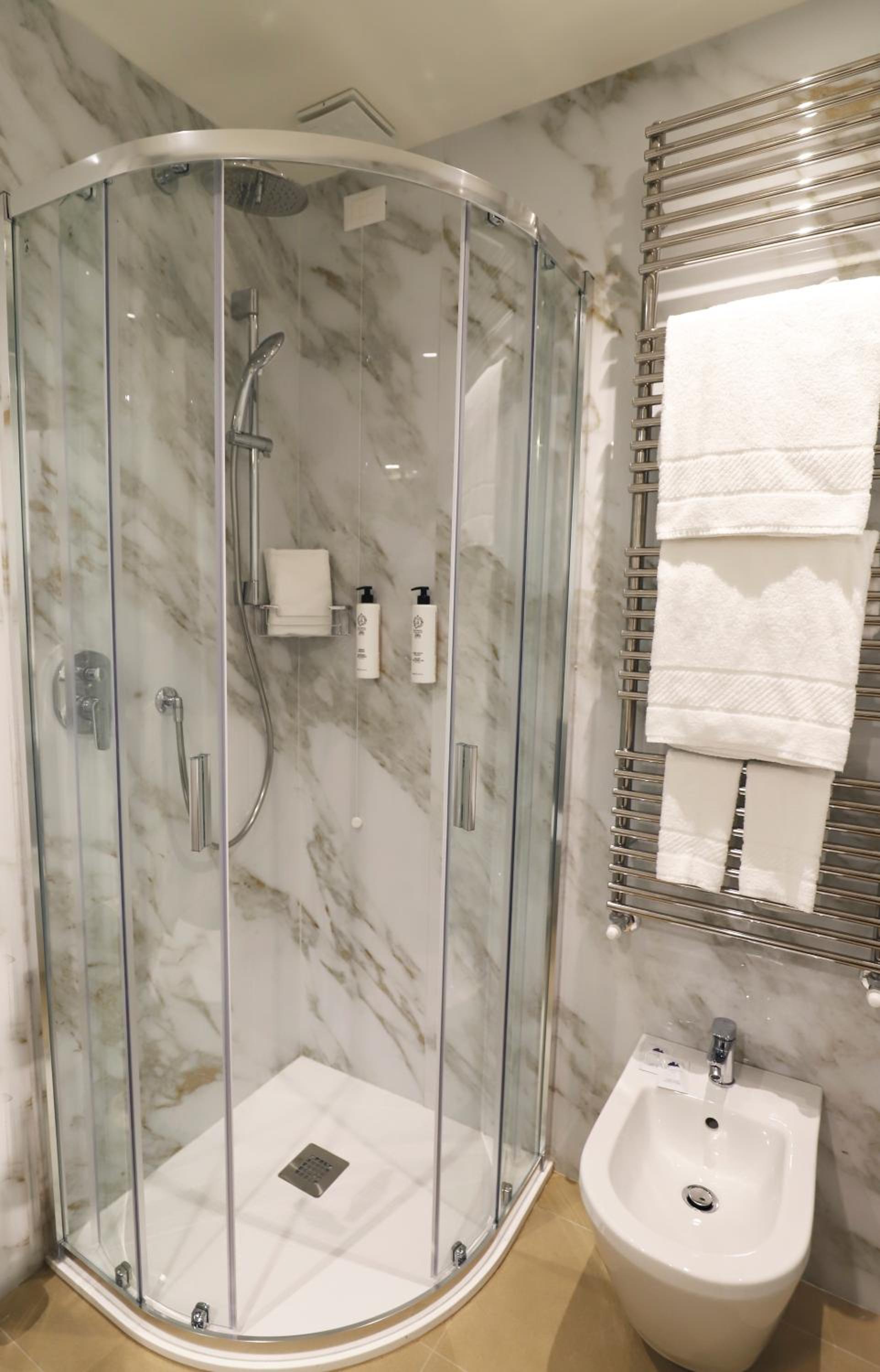 Double or Twin Room with Balcony - Photo 3