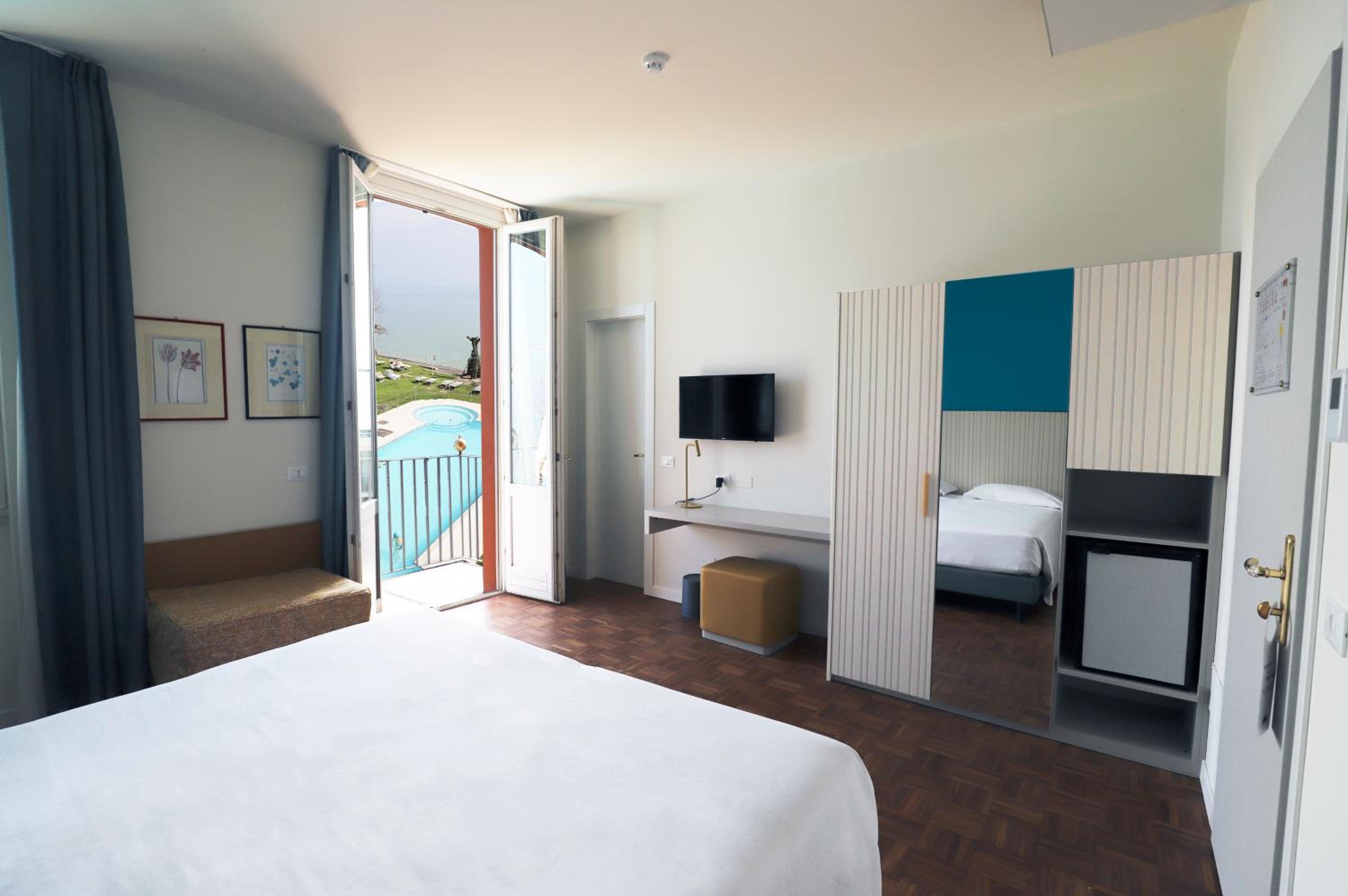 Double Room with Lake View - Photo 2