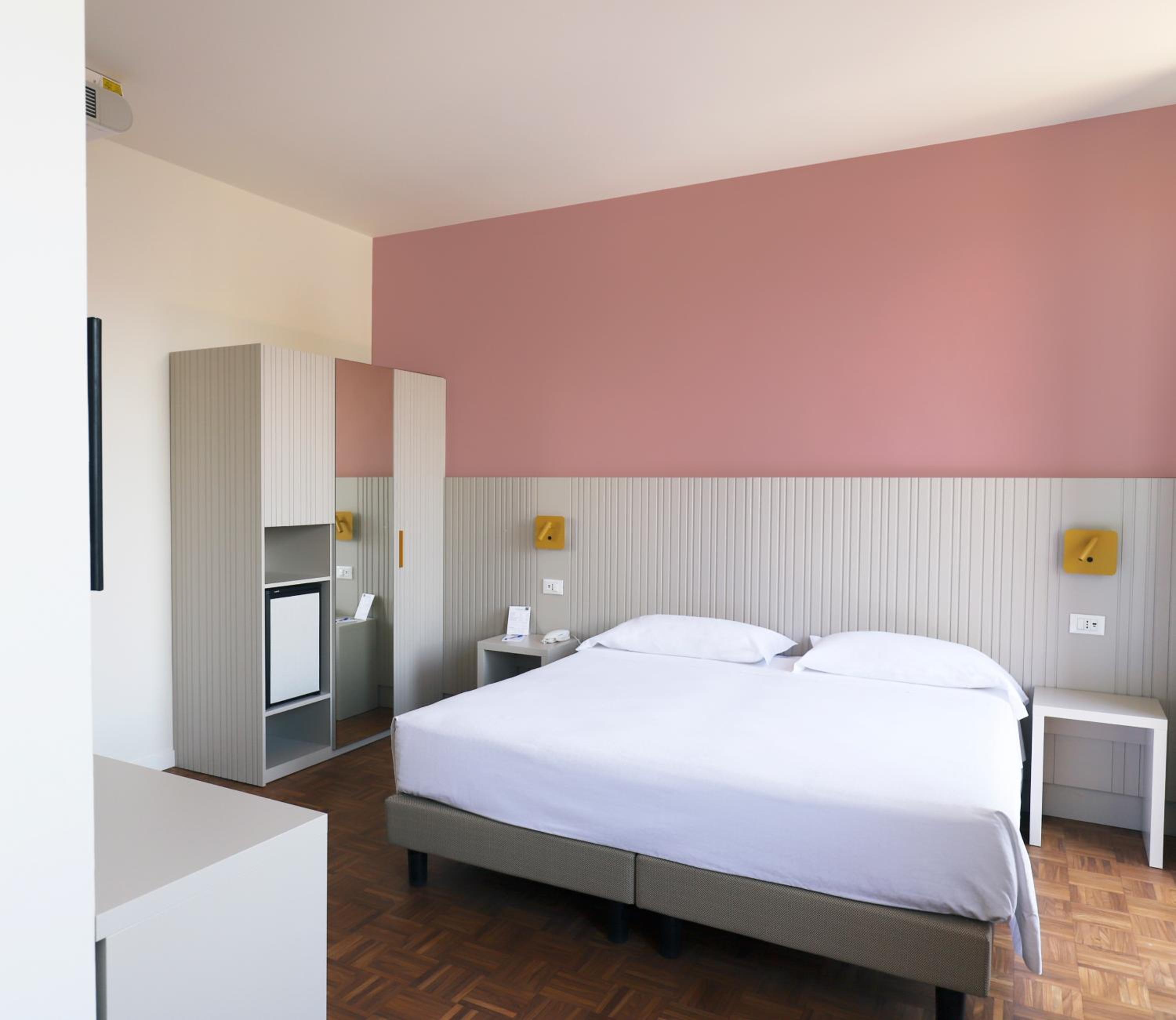 Double or Twin Room with Balcony - Photo 1