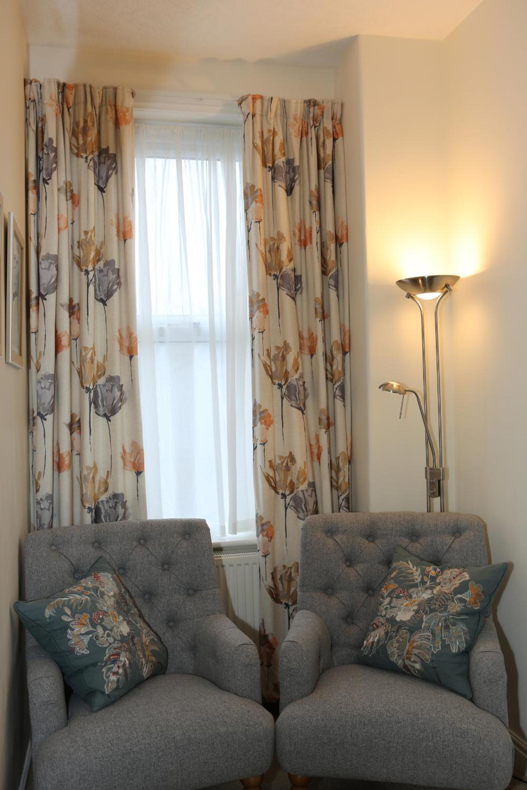 Deluxe King Room - Photo 9