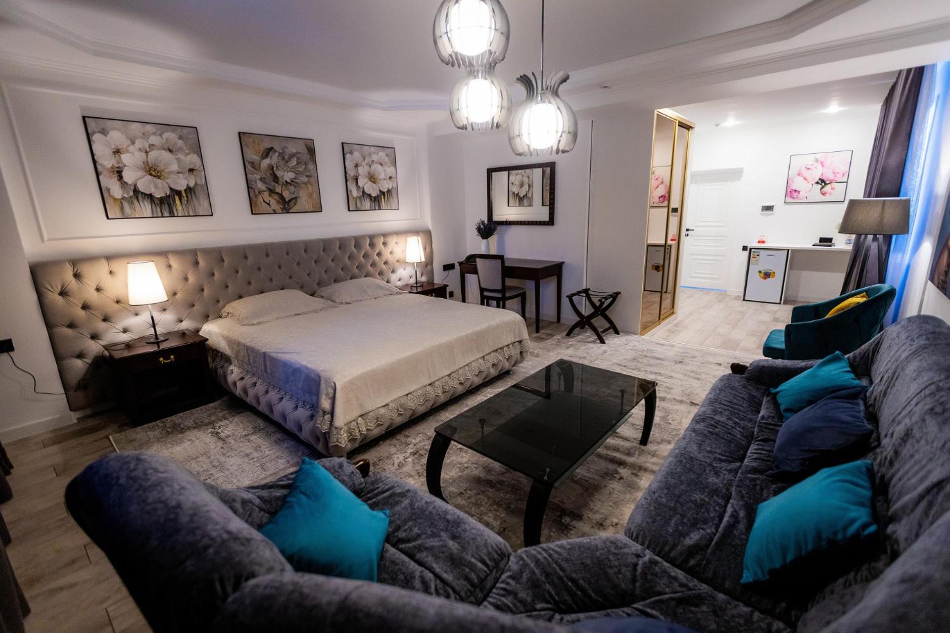 Suite with Double Bed - Photo 1