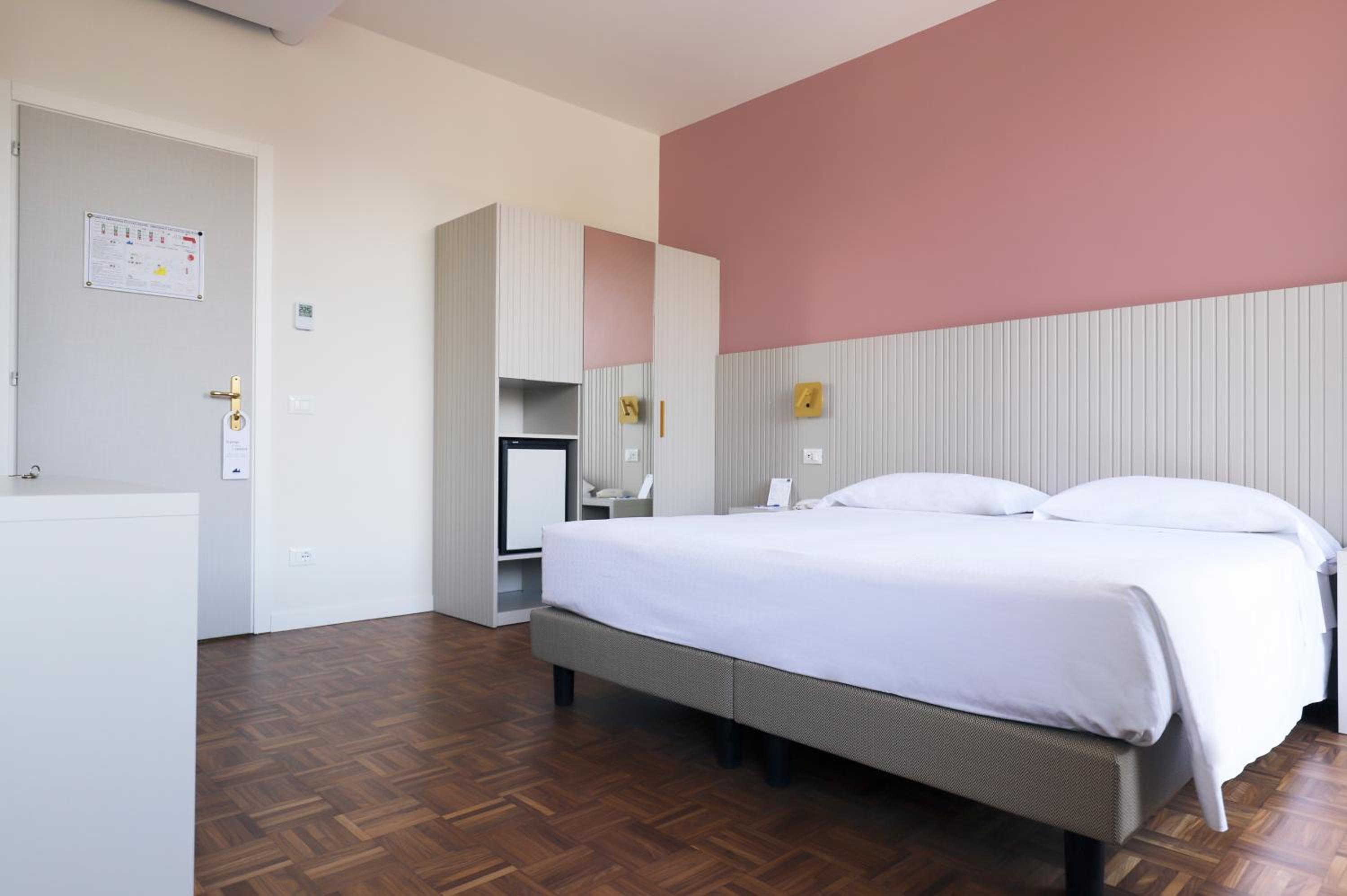 Double Room with Balcony - Photo 3