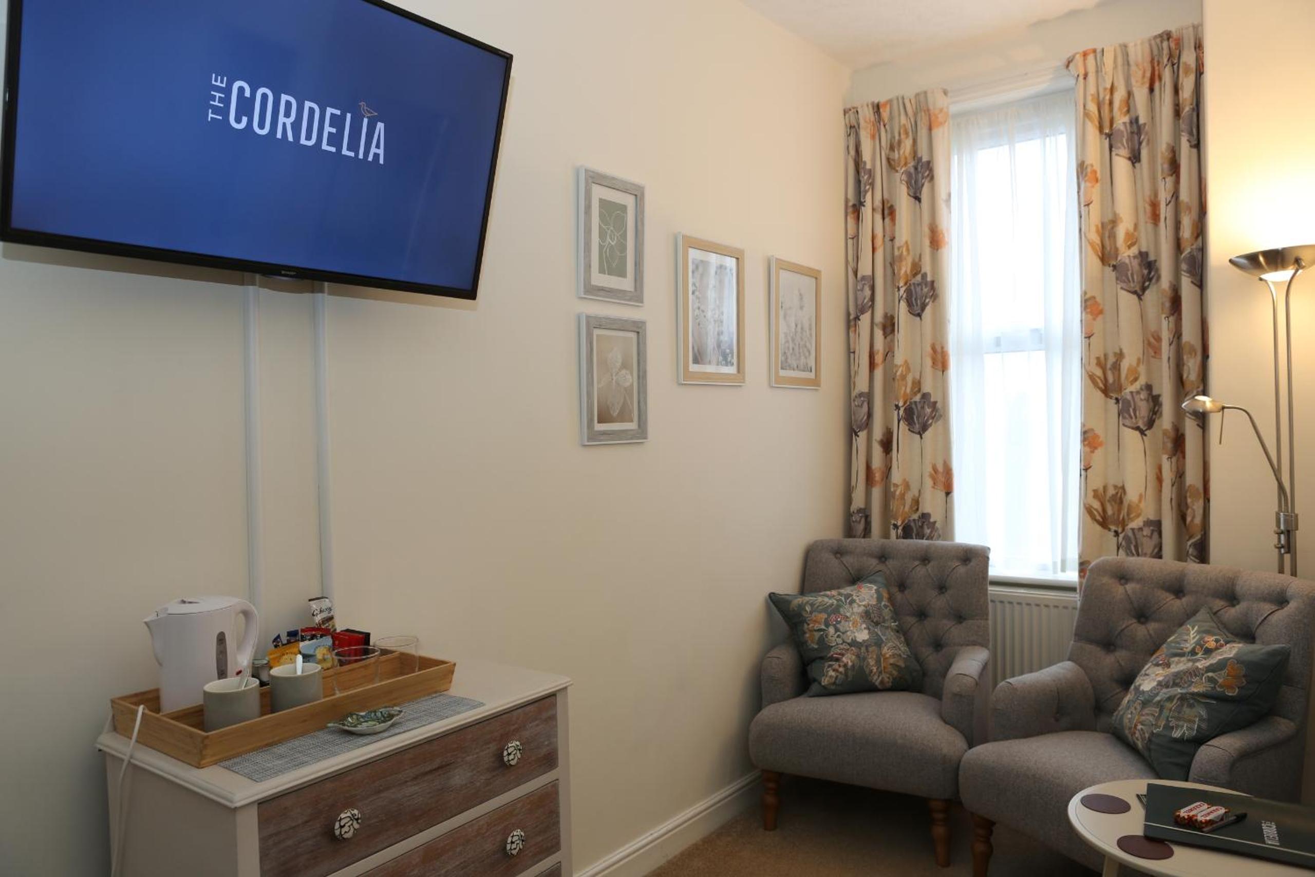 Deluxe King Room - Photo 10